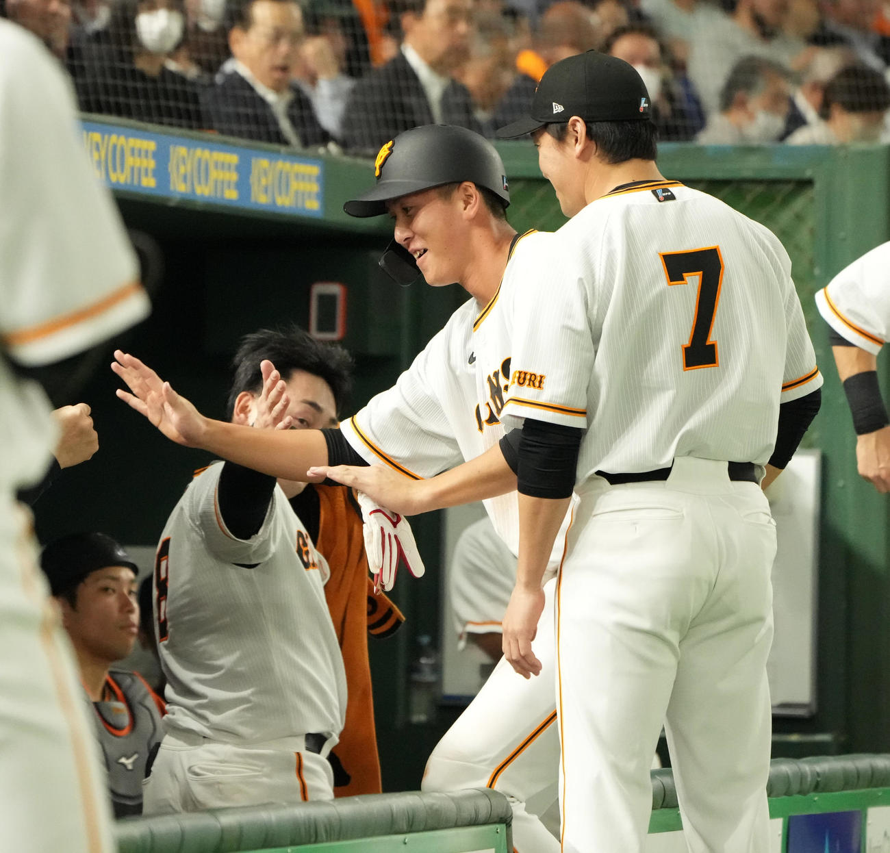巨人対ヤクルト　2回裏巨人、左前適時打を放った秋広はベンチのナインの祝福を受ける（撮影・小沢裕）