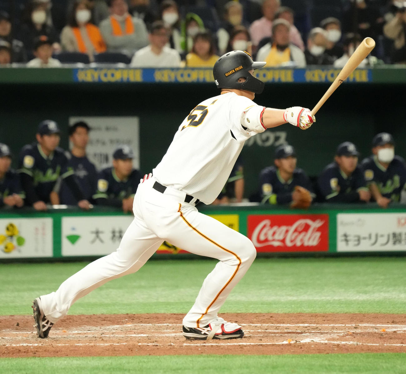 巨人対ヤクルト　2回裏巨人2死三塁、秋広は左前適時打を放つ（撮影・小沢裕）