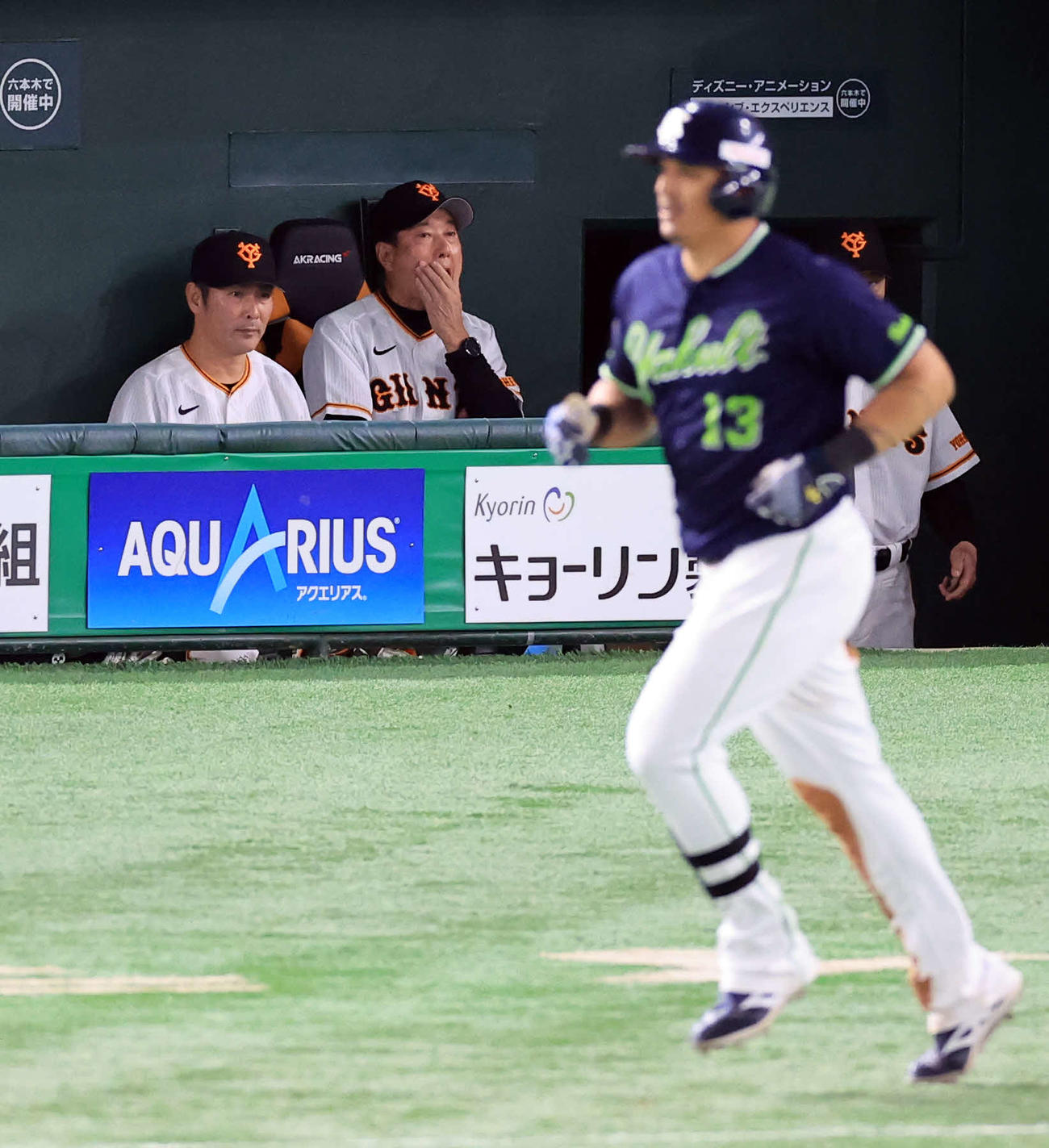 巨人対ヤクルト　8回表ヤクルト1死一塁、オスナ（手前）に勝ち越し2点本塁打を許し、思わず口元を押さえる原監督（中央）（撮影・浅見桂子）
