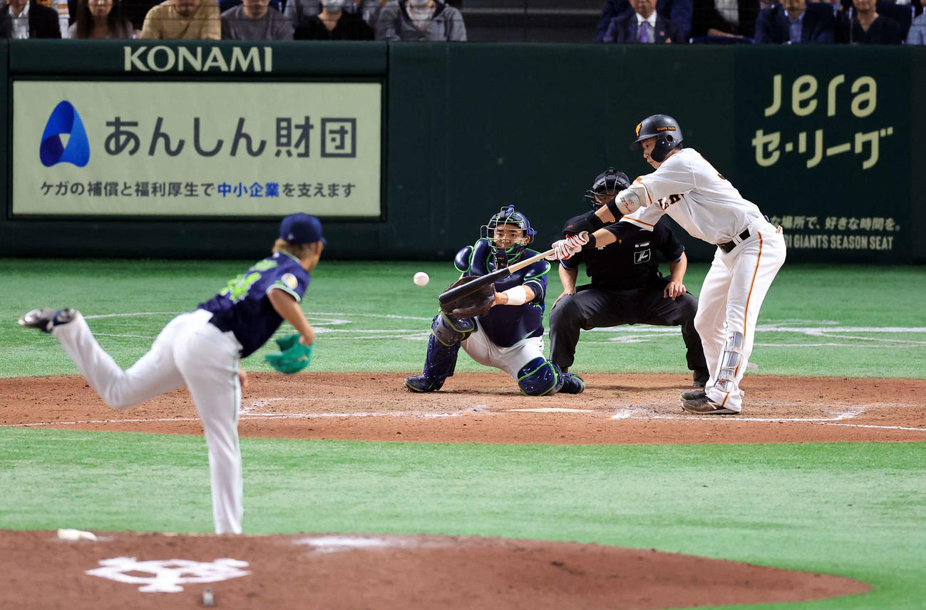 巨人対ヤクルト　9回裏巨人無死、広岡は右前打を放つ。投手田口（撮影・浅見桂子）
