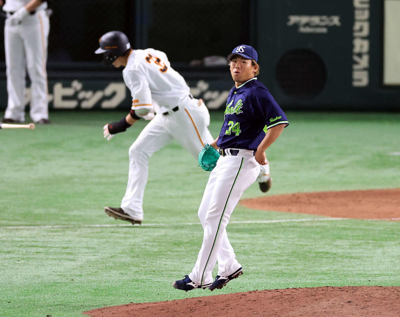 巨人対ヤクルト　9回裏巨人無死、広岡に右前打を許した田口（撮影・浅見桂子）