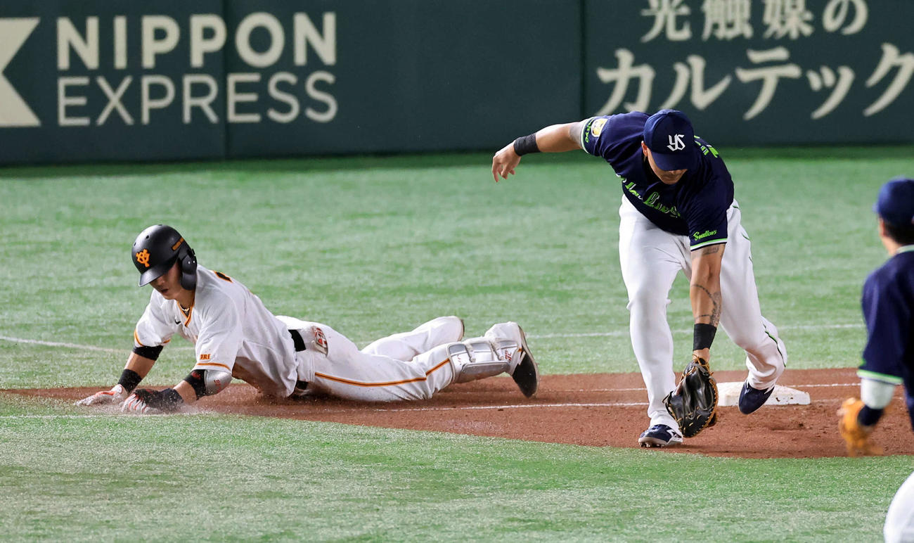 巨人対ヤクルト　1回裏巨人無死、広岡は投手内野安打を放ち一塁にヘッドスライディング（撮影・浅見桂子）