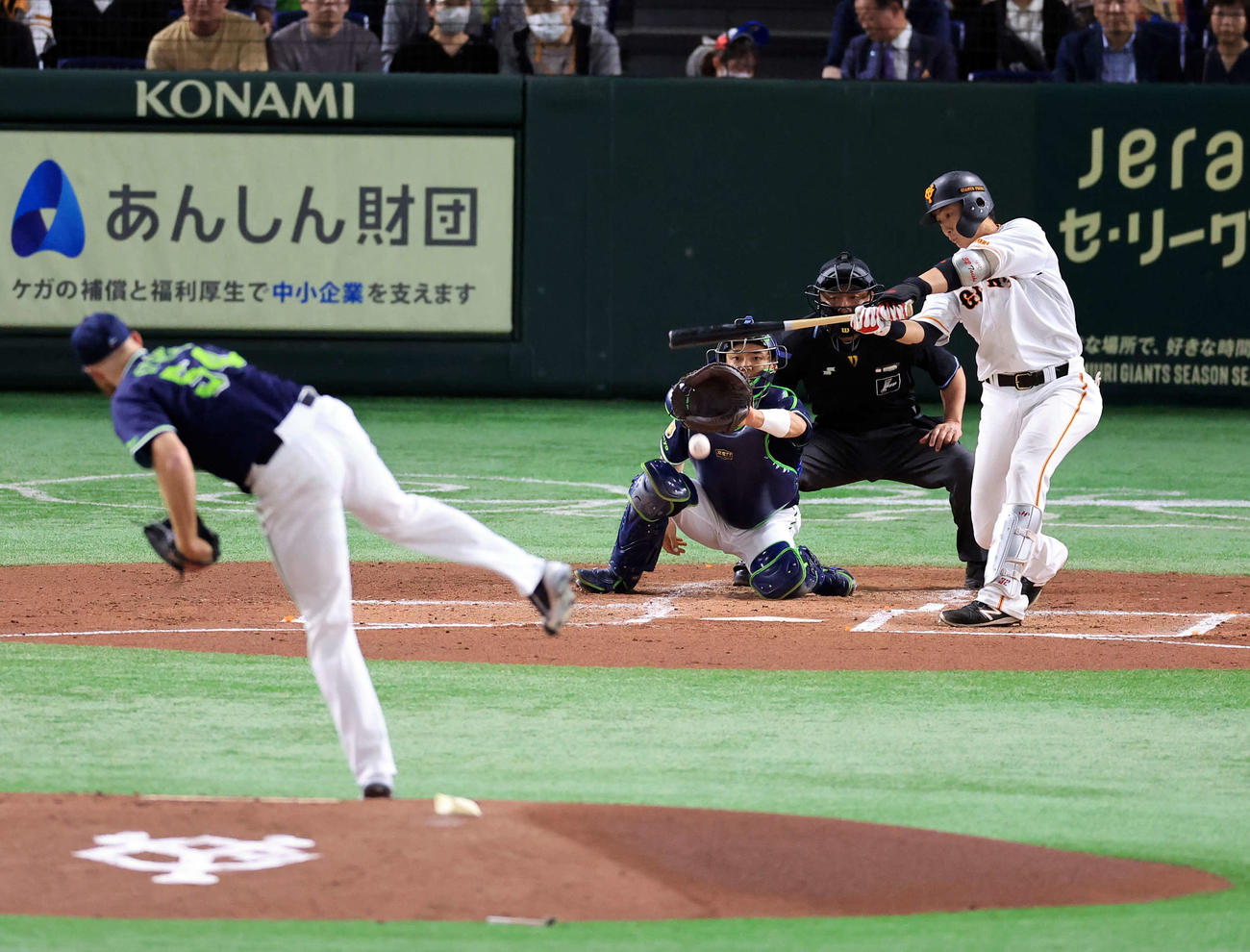 巨人対ヤクルト　1回裏巨人無死、広岡は投手内野安打を放つ。投手サイスニード（撮影・浅見桂子）