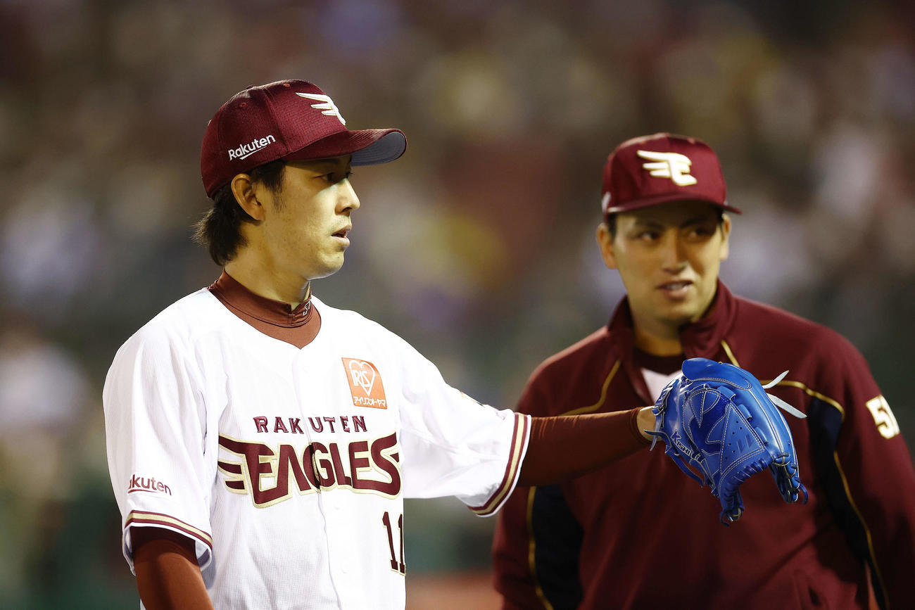 楽天対ロッテ　3回表を抑えベンチに戻る岸（撮影・河田真司）