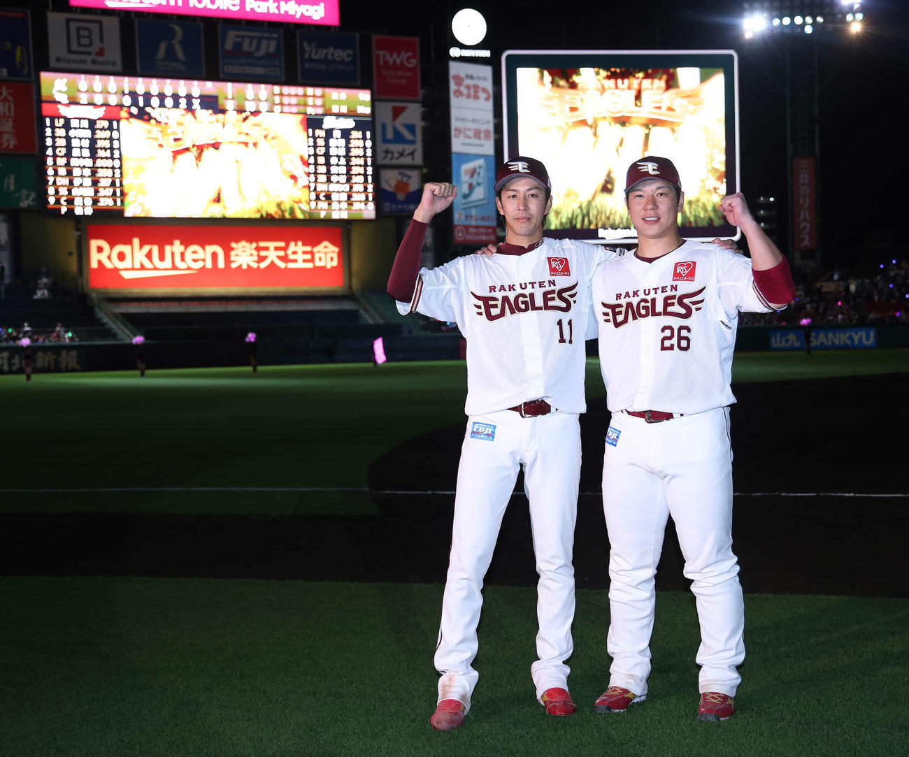 楽天対ロッテ　ロッテに勝利し、肩を組みながら写真に納まる岸（左）と炭谷（撮影・河田真司）