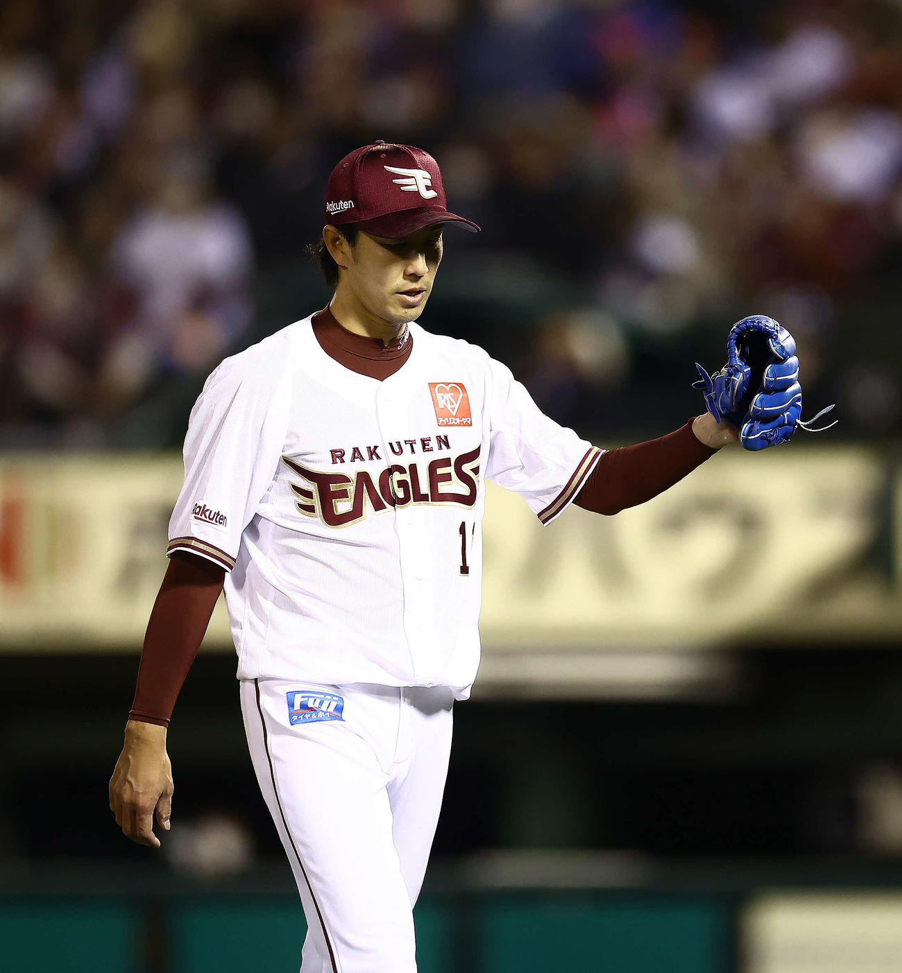 楽天対ロッテ　6回表を抑えベンチに戻る岸（撮影・河田真司）