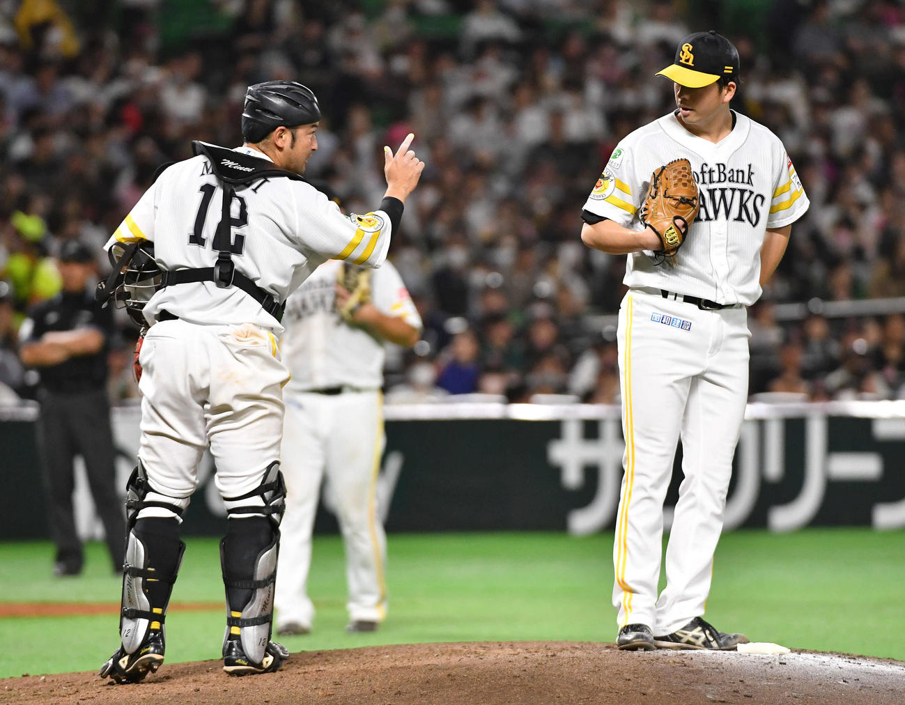 ソフトバンク対オリックス　5回表オリックス1死満塁、森を迎える場面でマウンドの大関（右）に声をかける嶺井（撮影・岩下翔太）