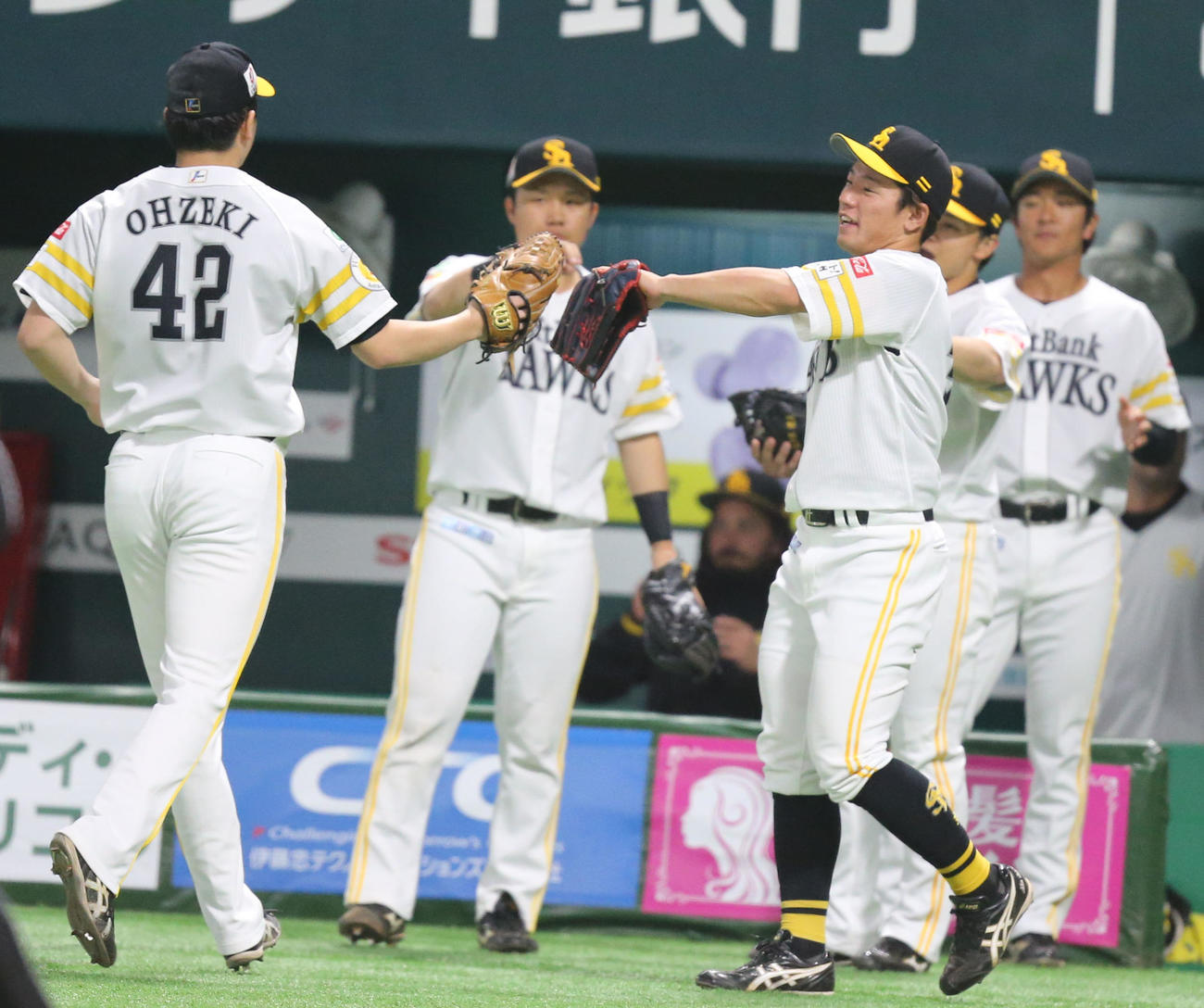ソフトバンク対オリックス　3回を投げ終えた大関を迎えるベンチのナイン（撮影・冨田成美）