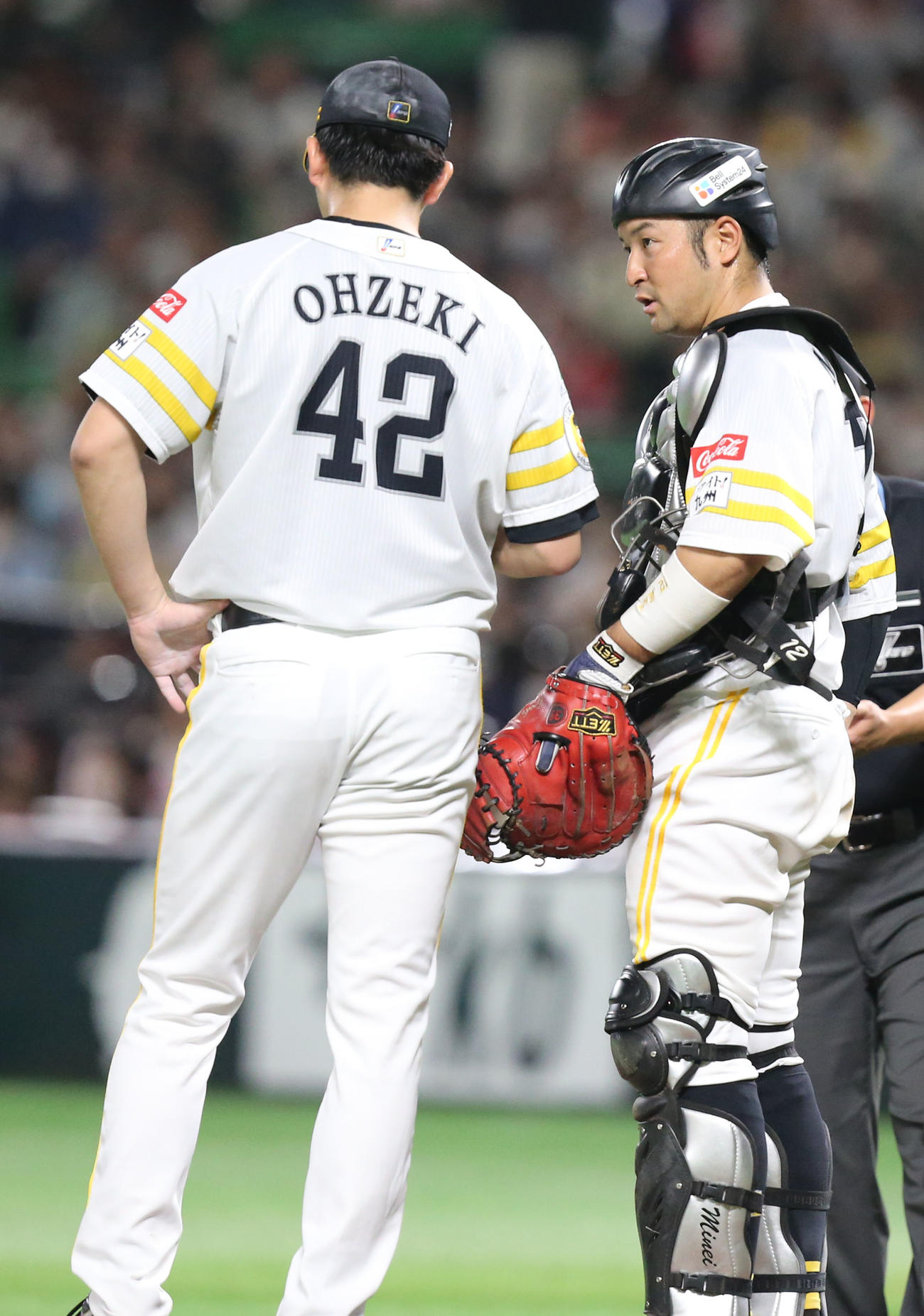 ソフトバンク対オリックス　5回表オリックス1死満塁、嶺井（右）はピンチを迎えて大関と話し合う（撮影・冨田成美）