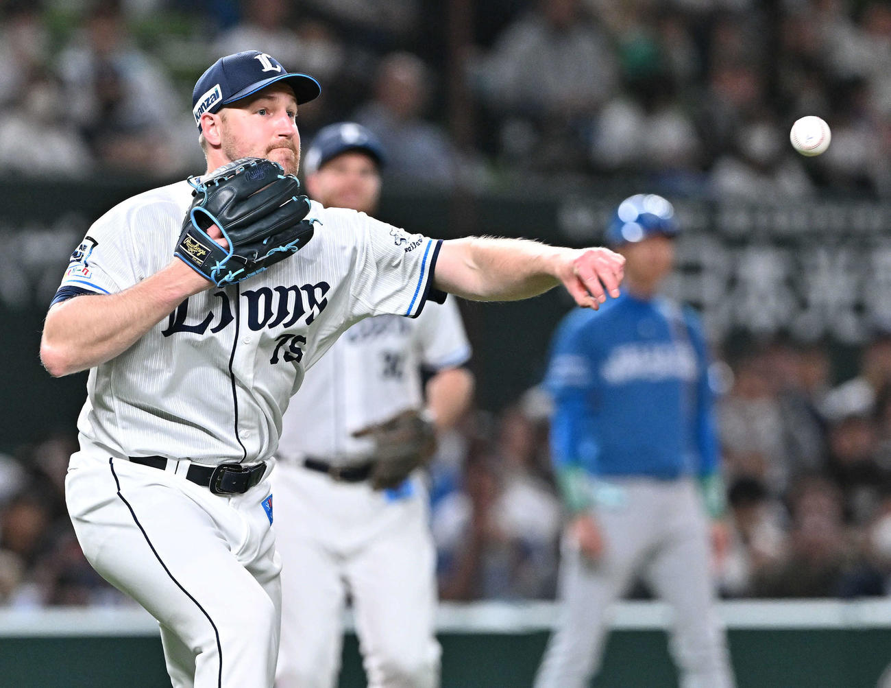 西武対日本ハム　6回表日本ハム無死一塁、松本剛の投ゴロを一塁へ悪送球するエンス（撮影・滝沢徹郎）
