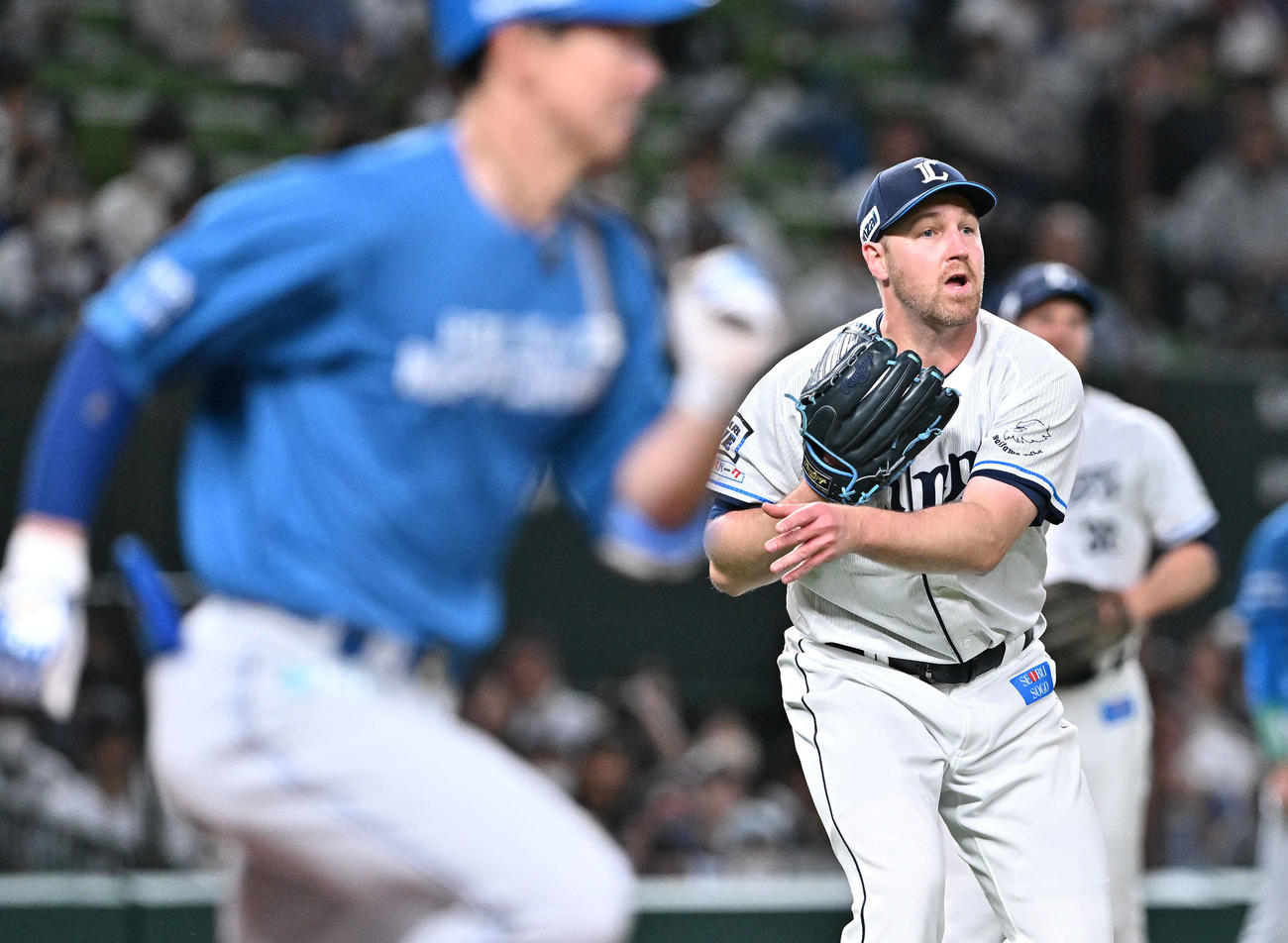 西武対日本ハム　6回表日本ハム無死一塁、松本剛（手前）の投ゴロを一塁へ悪送球するエンス（撮影・滝沢徹郎）