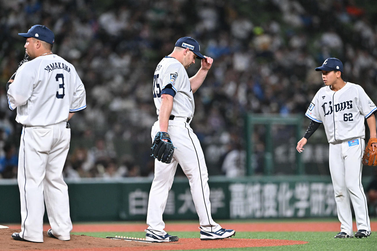 西武対日本ハム　6回表日本ハム無死一塁、松本剛の投ゴロを一塁へ悪送球し悔しがるエンス（中央）（撮影・滝沢徹郎）