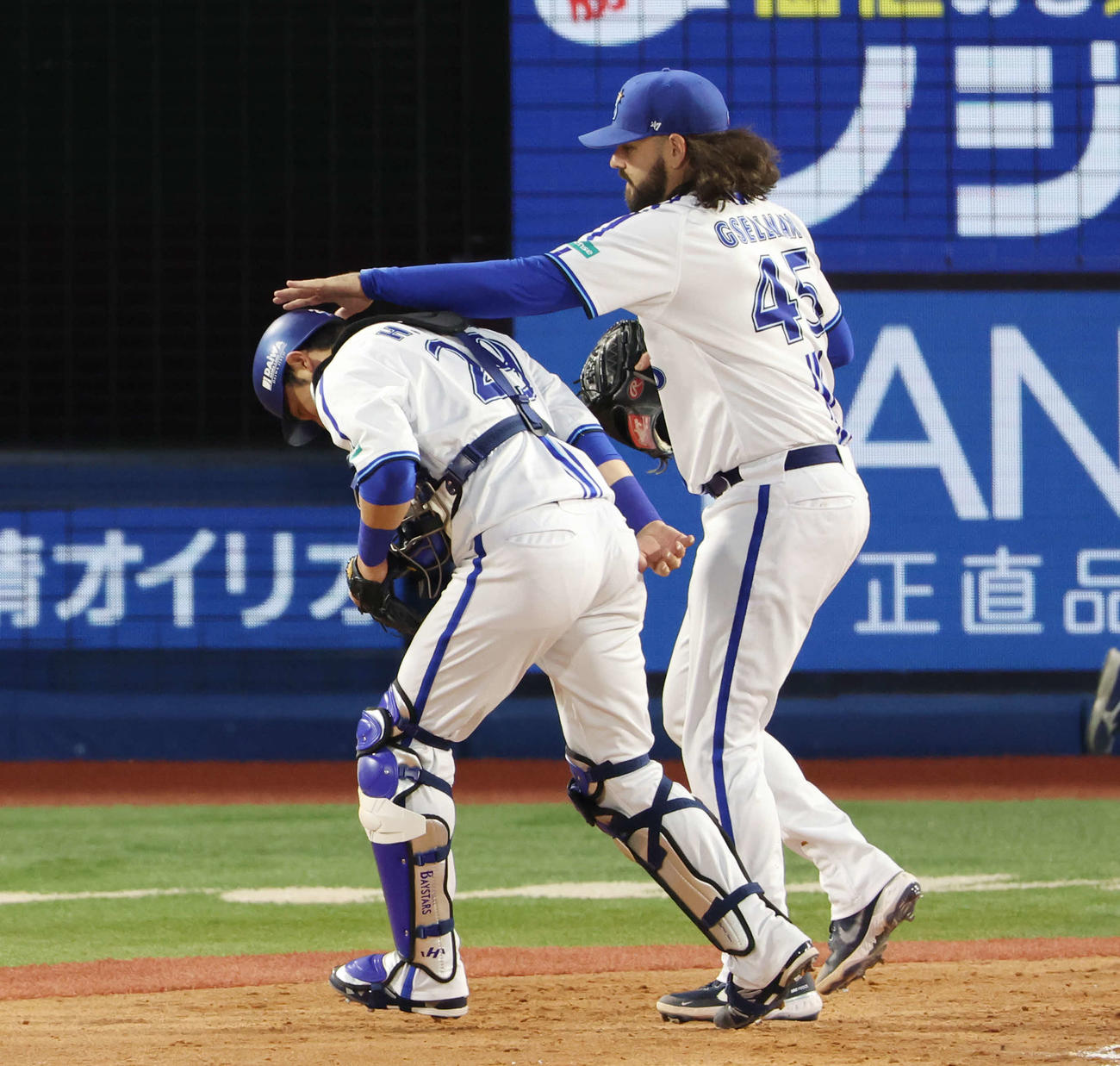 DeNA対広島　3回表を無失点に抑え、DeNA伊藤（左）の頭をなでるガゼルマン（撮影・宮地輝）
