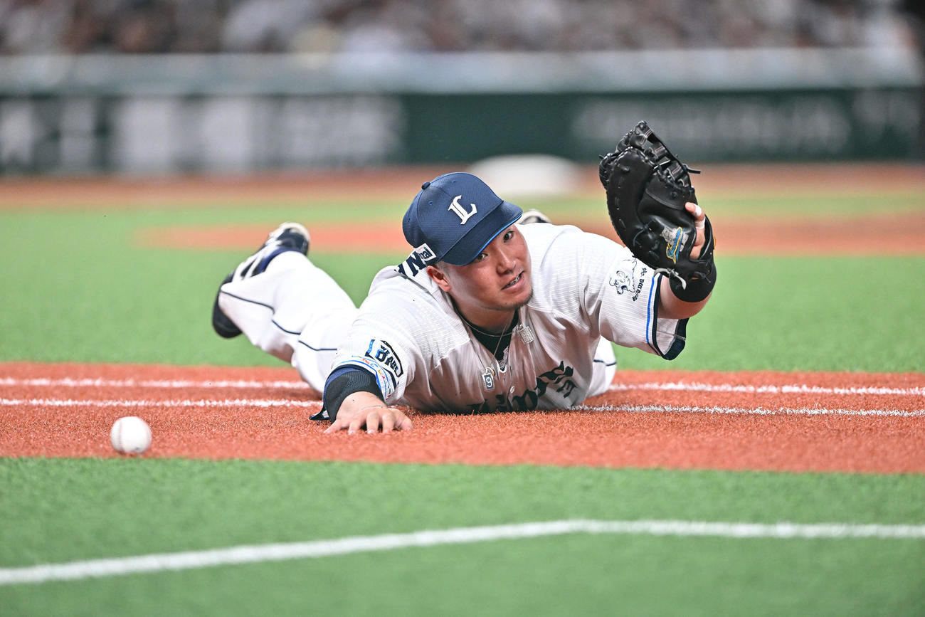 西武対日本ハム　7回表日本ハム1死、山川は五十幡の一ゴロをタッチアウトしようとするもボールを落とす（撮影・滝沢徹郎）