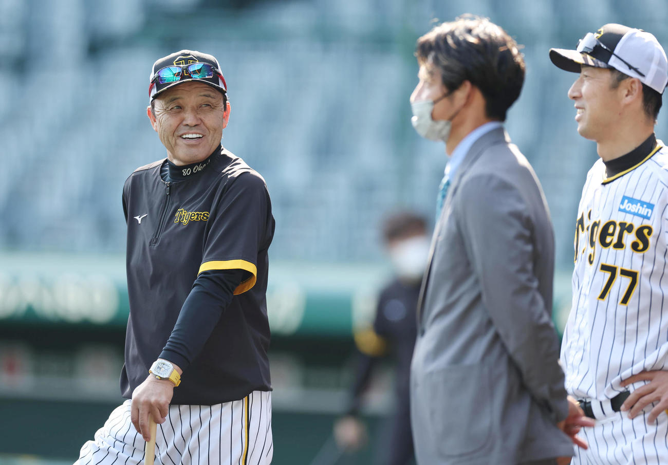試合前練習で鳥谷氏（中央）と談笑する阪神岡田監督。右は今岡コーチ（撮影・前田充）