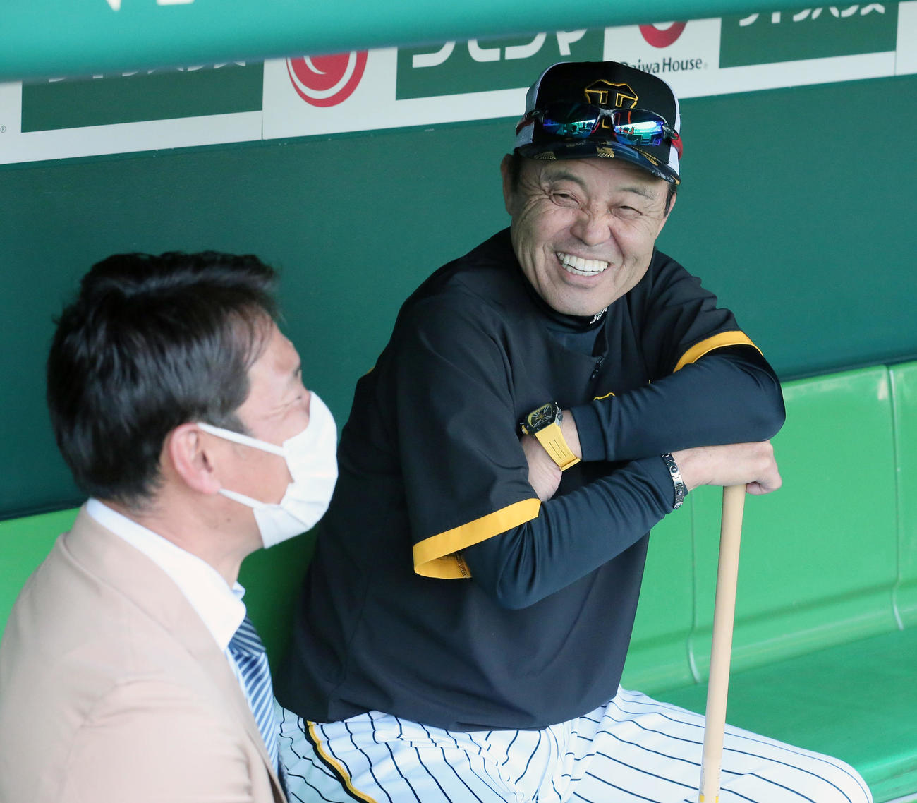 阪神対中日　試合前、井端氏（手前）と笑顔で話す阪神岡田監督（撮影・上山淳一）