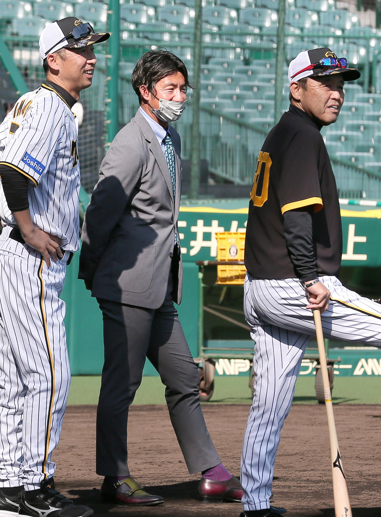 阪神対中日　試合前の練習を視察する日刊スポーツ評論家の鳥谷氏。右は岡田監督、左は今岡打撃コーチ（撮影・上山淳一）