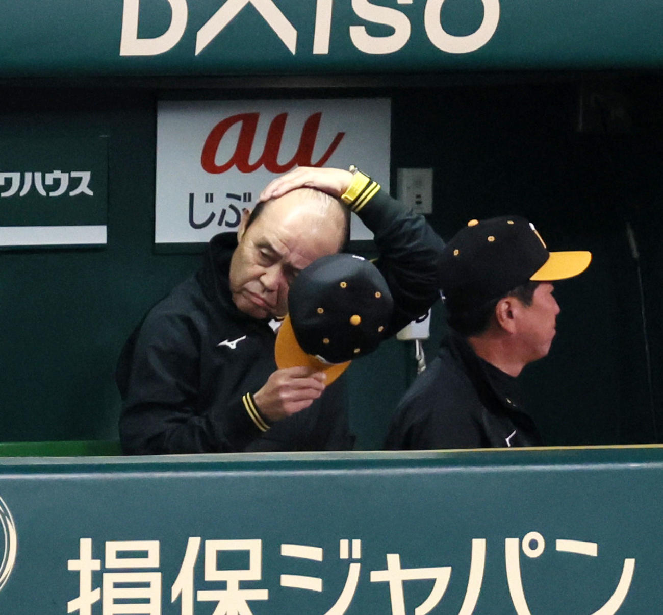 阪神対中日　8回裏、ベンチで険しい表情を見せる阪神岡田監督（撮影・加藤哉）