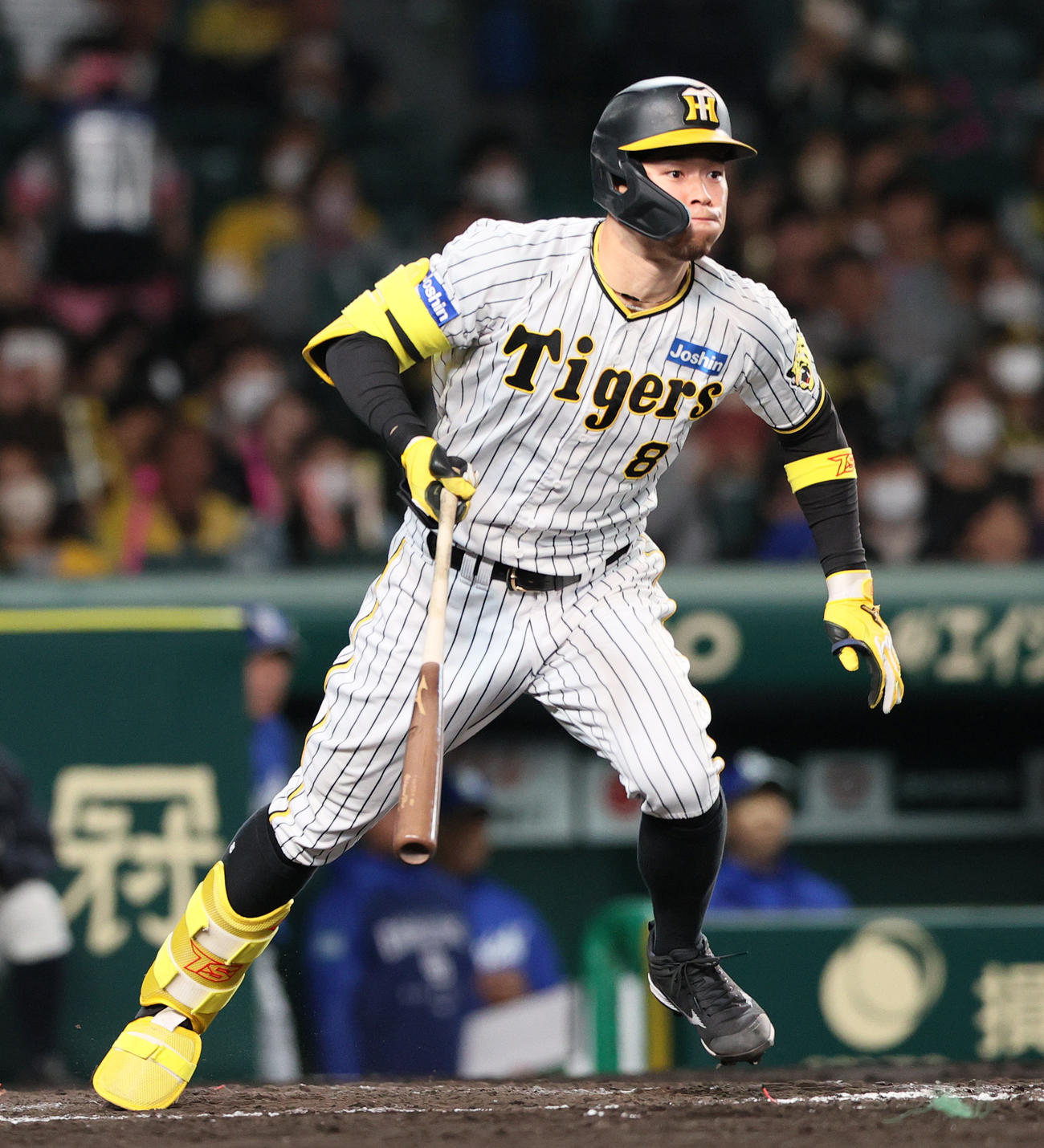 阪神対中日　9回裏阪神1死、佐藤輝は右翼へ二塁打を放つ（撮影・上山淳一）