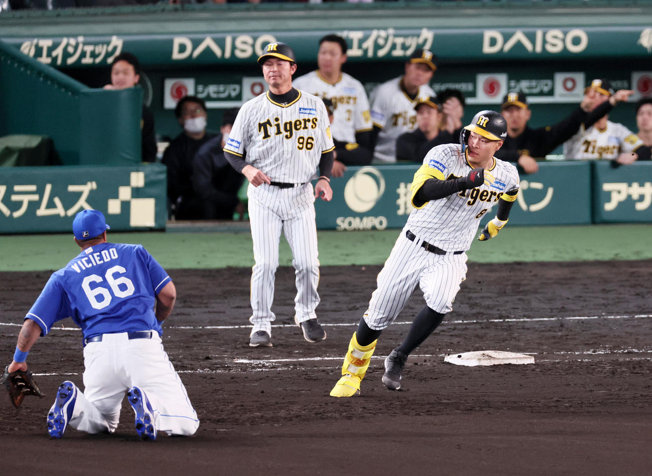 阪神対中日　9回裏阪神1死、佐藤輝は右へ二塁打を放つ。左はビシエド（撮影・加藤哉）