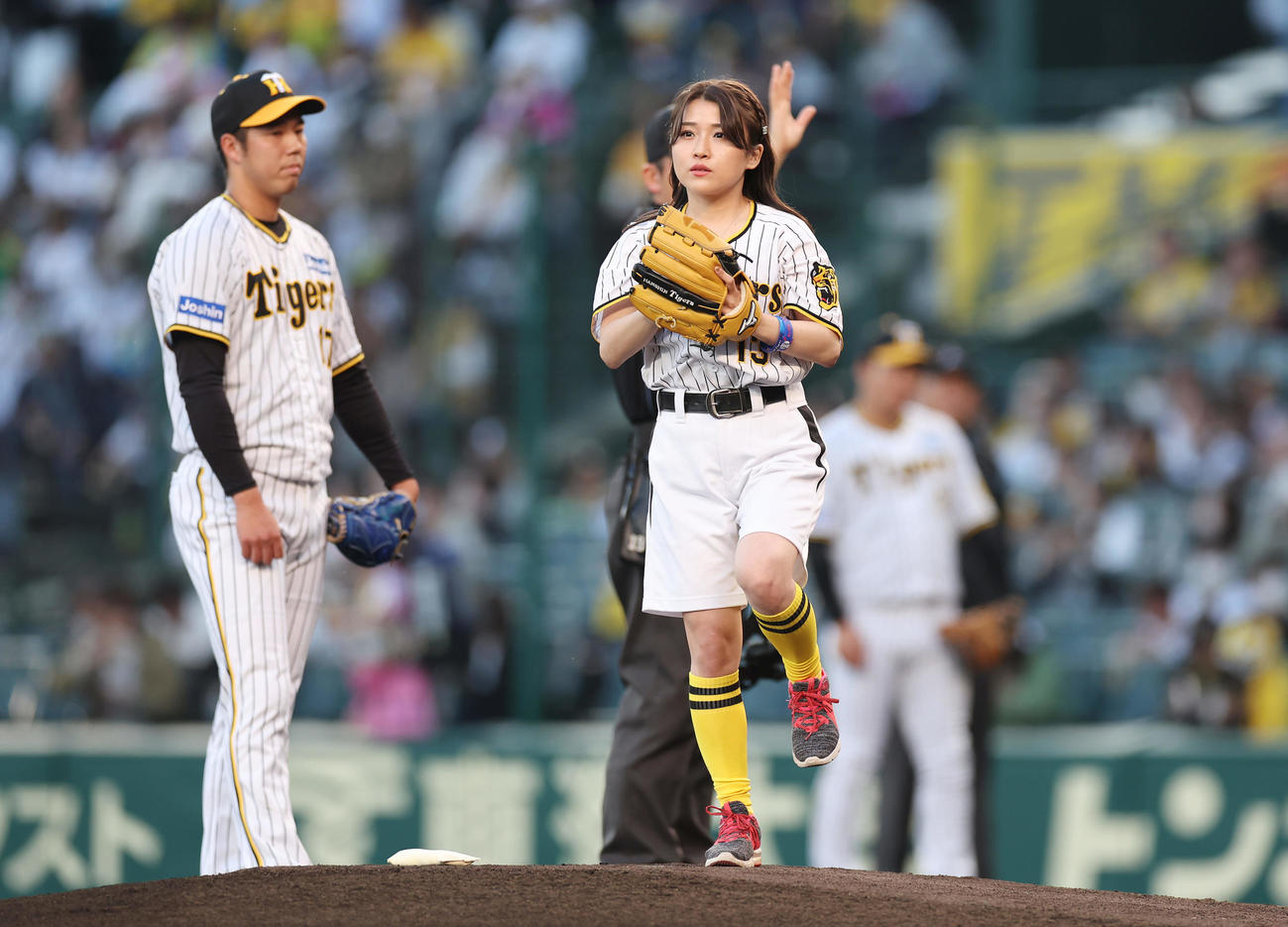 阪神対中日　始球式で投球する河野万里奈。左は阪神青柳（撮影・前田充）