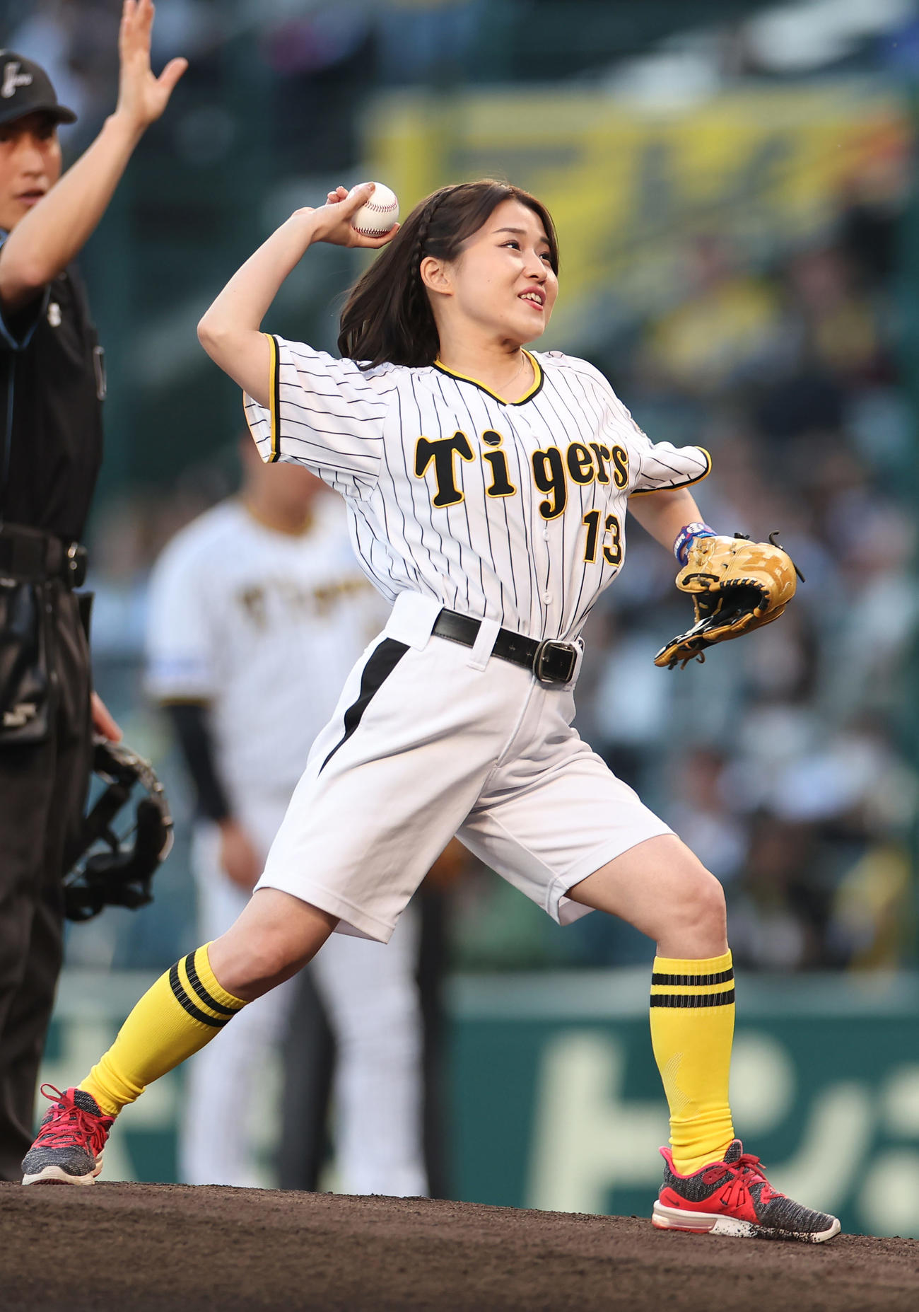 阪神対中日　始球式で投球する河野万里奈（撮影・前田充）