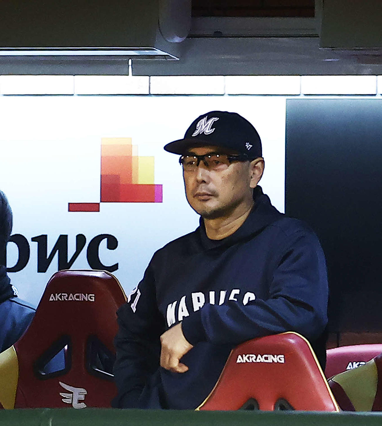 楽天対ロッテ　9回表、戦況を見守る吉井監督（撮影・河田真司）