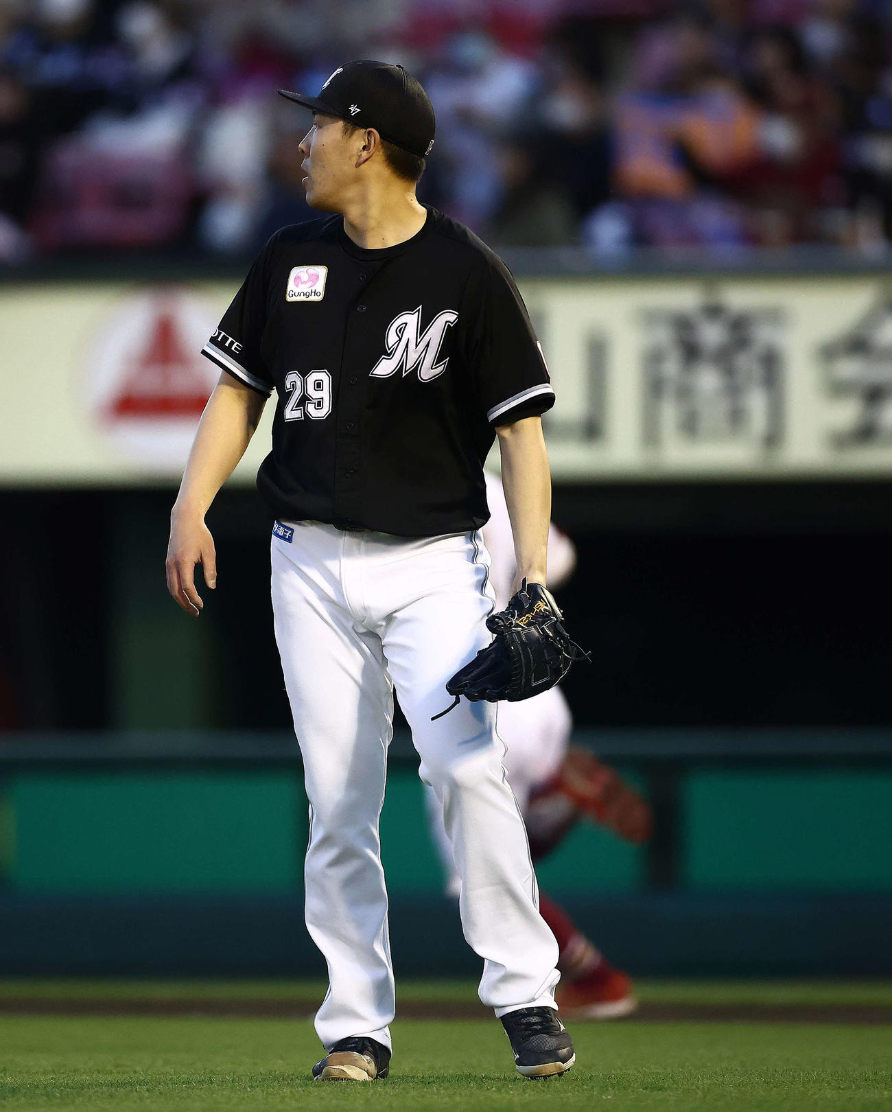 楽天対ロッテ　1回裏楽天2死二塁、岡島に適時二塁打を浴びる西野（撮影・河田真司）