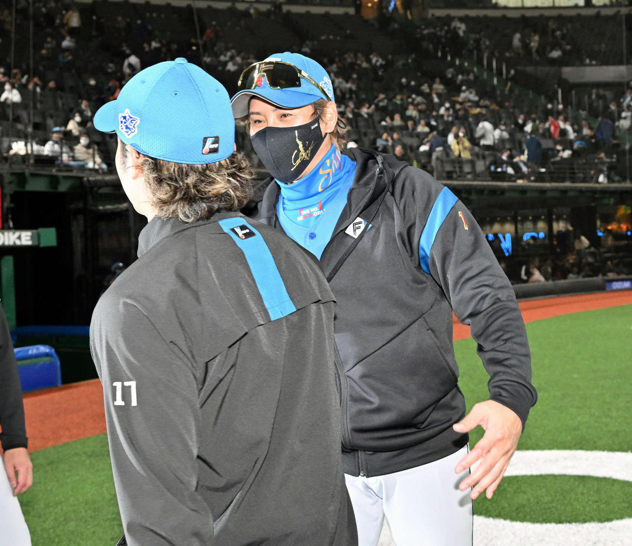西武対日本ハム　試合後、今季初勝利の日本ハム伊藤（手前）をねぎらう新庄監督（撮影・滝沢徹郎）