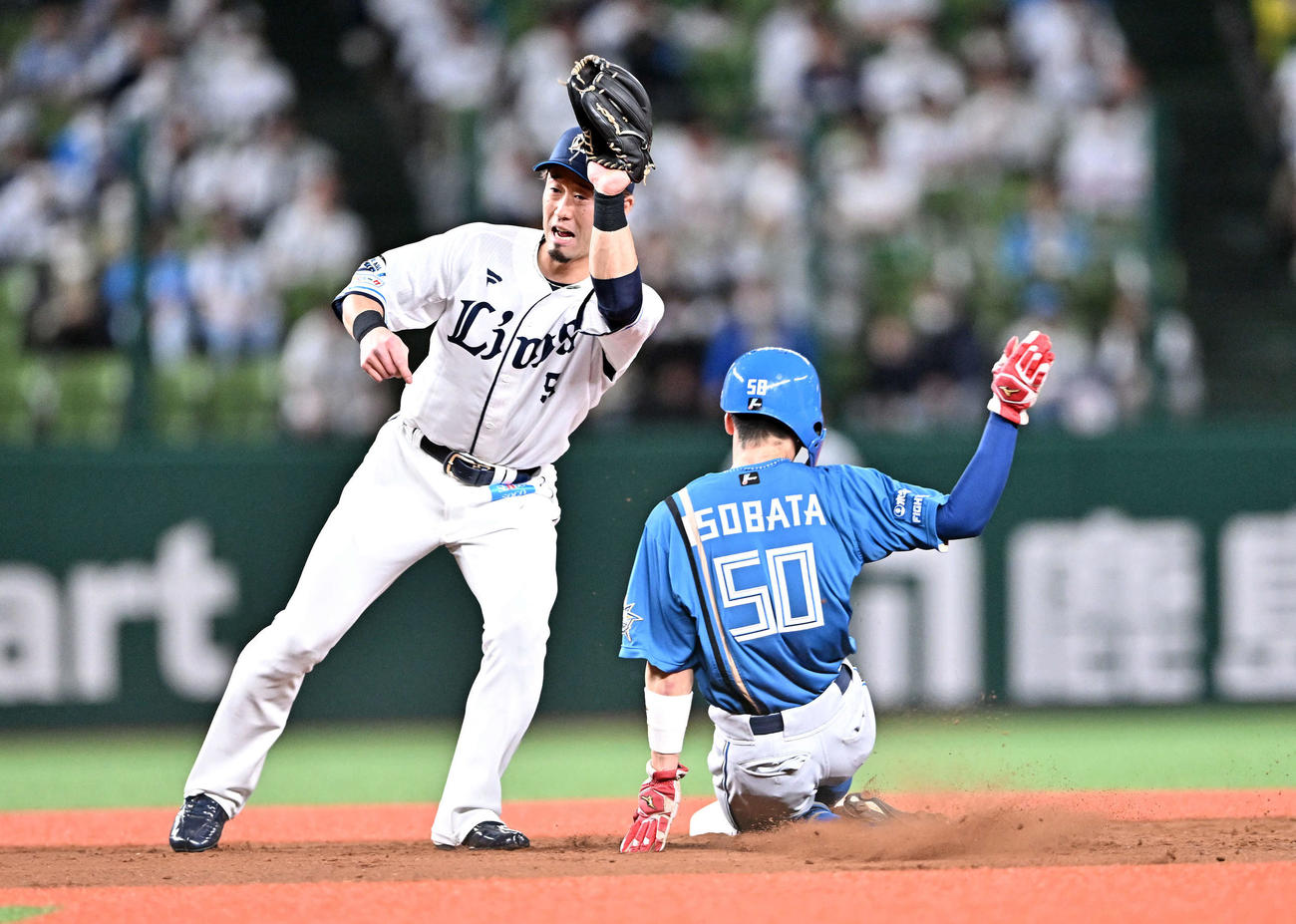 西武対日本ハム　3回表日本ハム無死一塁、二塁盗塁を決める五十幡。左は二塁手外崎（撮影・滝沢徹郎）
