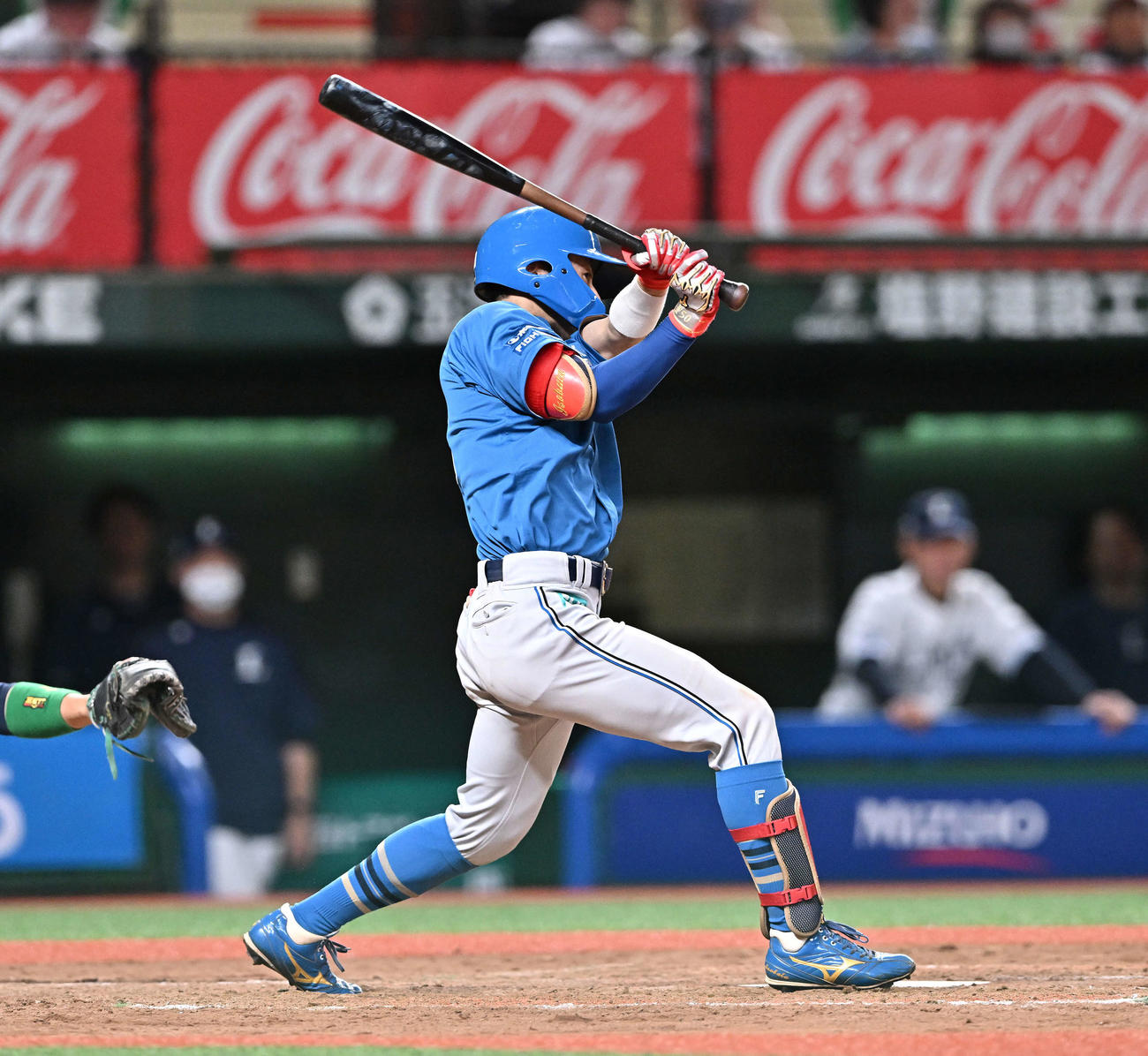 西武対日本ハム　9回表日本ハム無死、五十幡は右前打を放つ（撮影・滝沢徹郎）