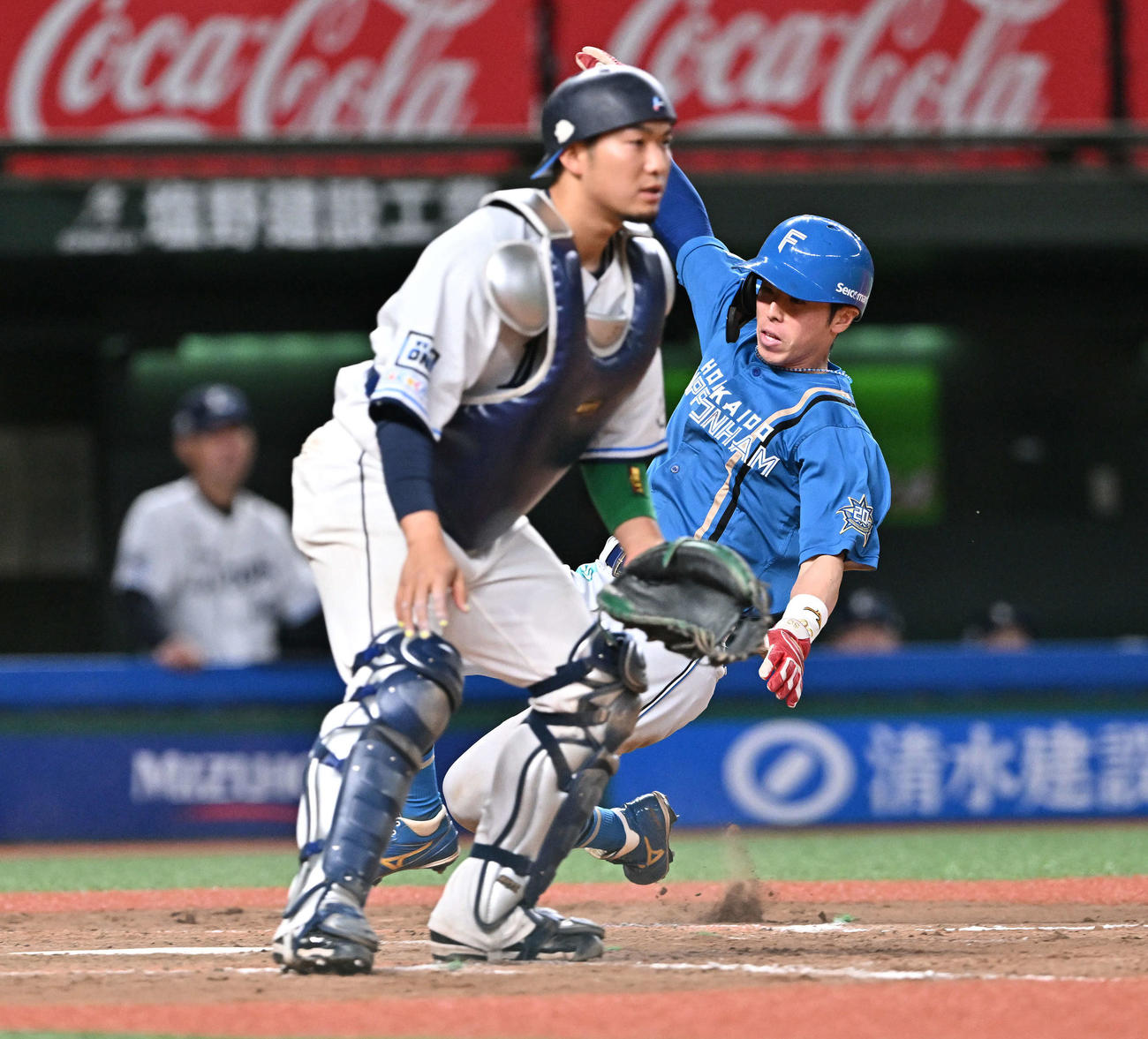 西武対日本ハム　9回表日本ハム無死一塁、江越の右適時三塁打から生還する五十幡。捕手柘植（撮影・滝沢徹郎）