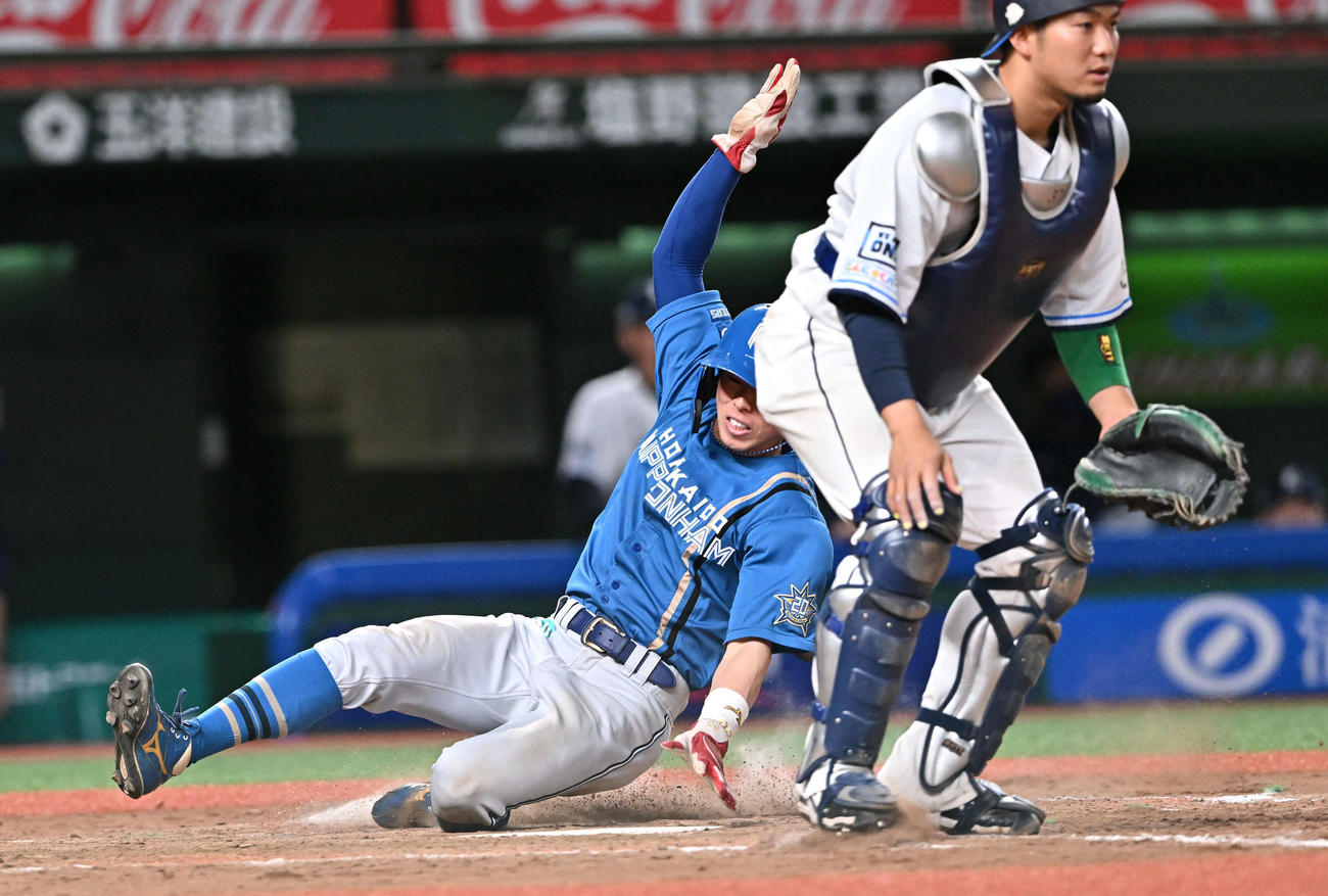 西武対日本ハム　9回表日本ハム無死一塁、江越の右適時三塁打から生還する五十幡。捕手柘植（撮影・滝沢徹郎）