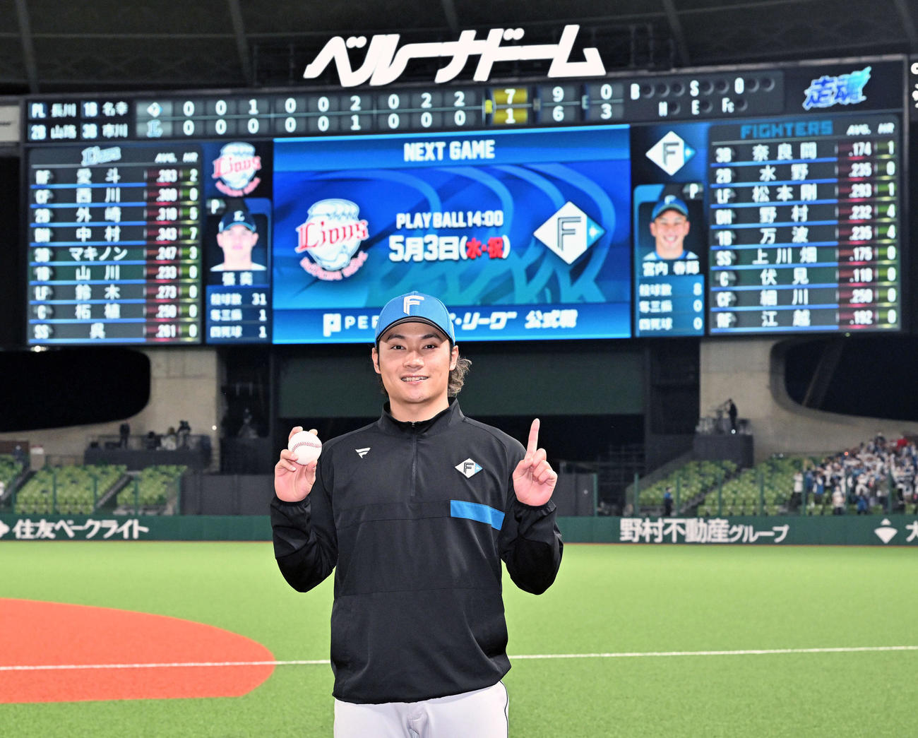 西武対日本ハム　ヒーローインタビューを終え今季初勝利の日本ハム伊藤は記念球を手に「1」のポーズ（撮影・滝沢徹郎）