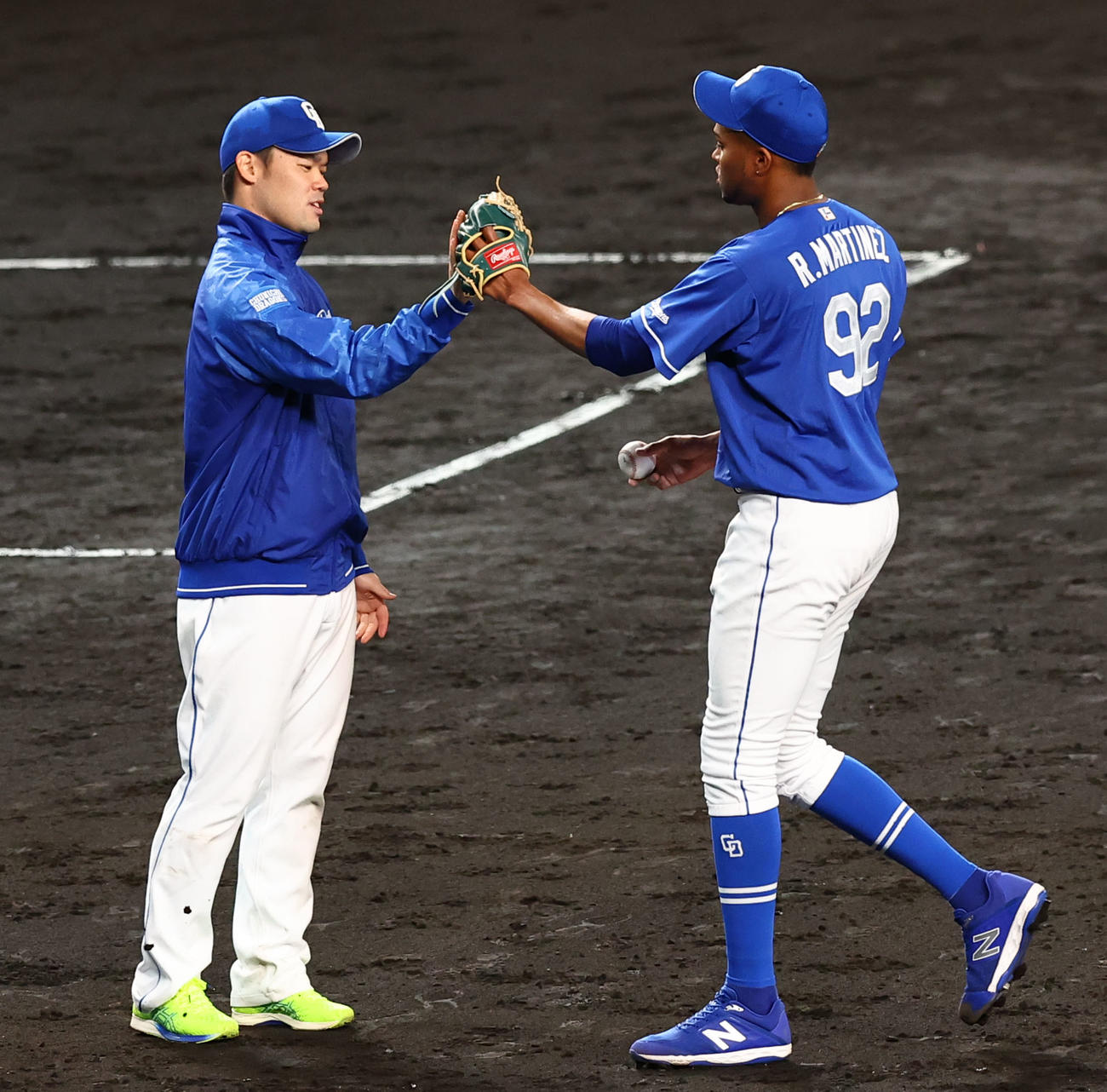 阪神対中日　阪神に勝利し、マルティネス（右）とタッチを交わす中日福谷（撮影・藤尾明華）