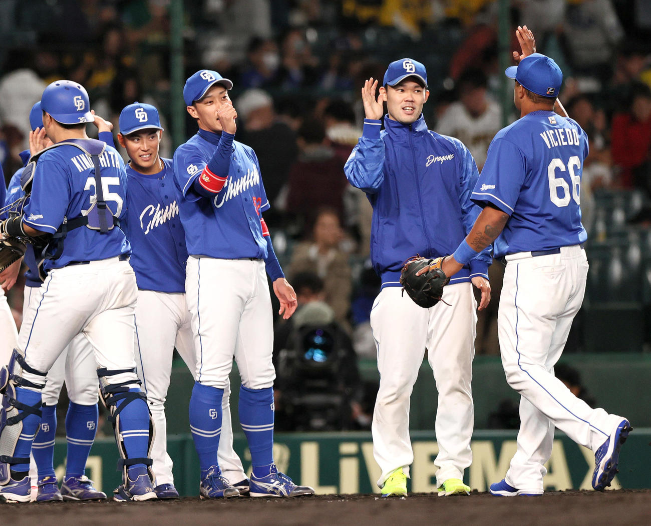 阪神対中日　中日福谷（右から2人目）は阪神から勝利を挙げベンチ前でナインを出迎える（撮影・上山淳一）