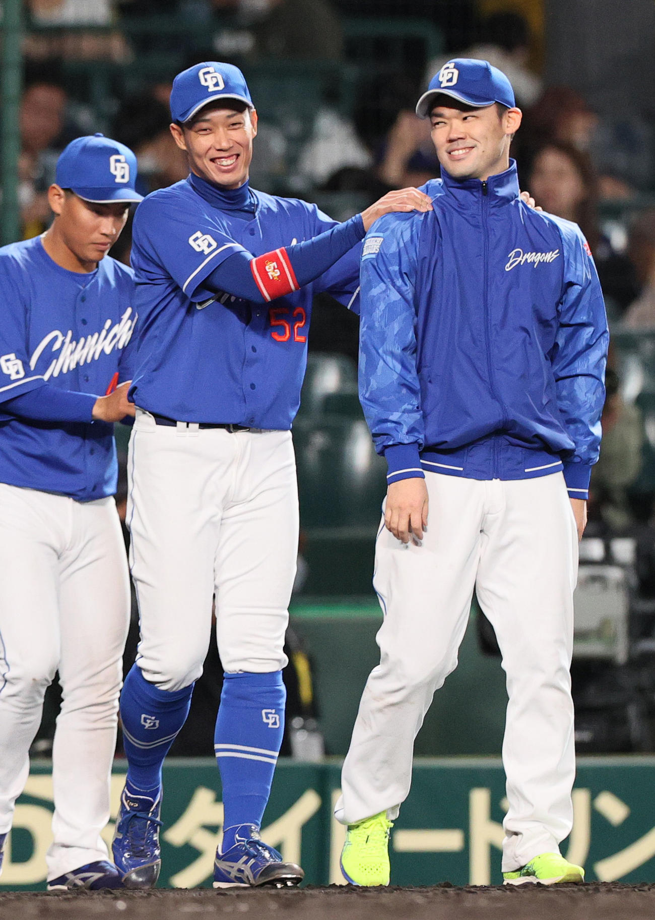 阪神対中日　中日福谷（右）は勝利を挙げ、加藤翔に祝福される（撮影・上山淳一）