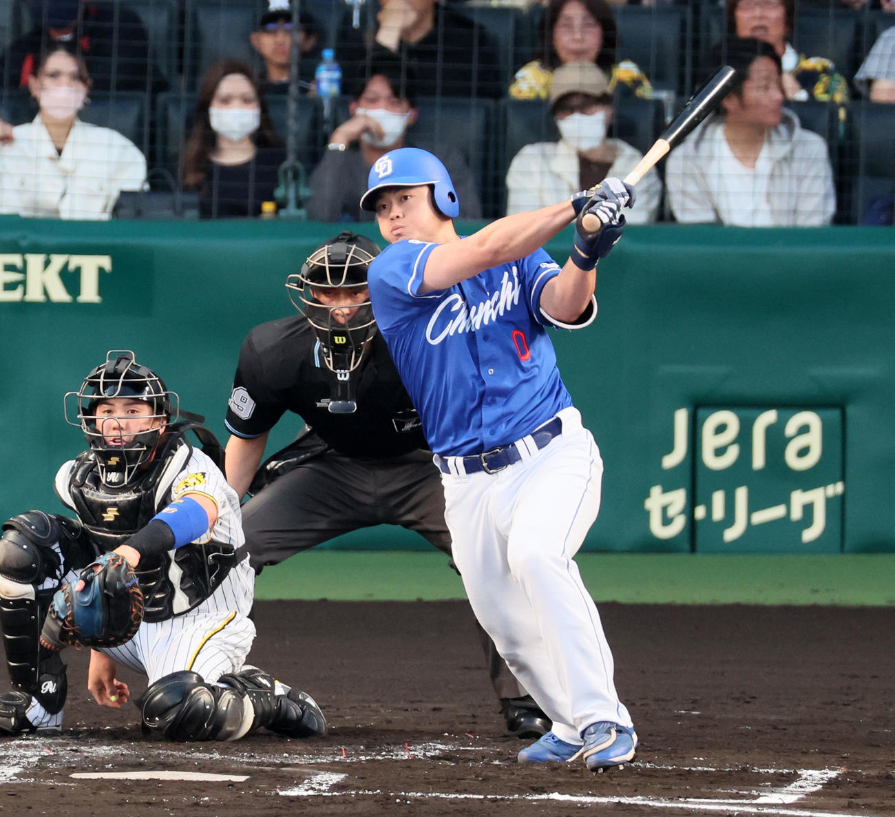 阪神対中日　1回表中日1死満塁、細川は右へ適時打を放つ（撮影・加藤哉）
