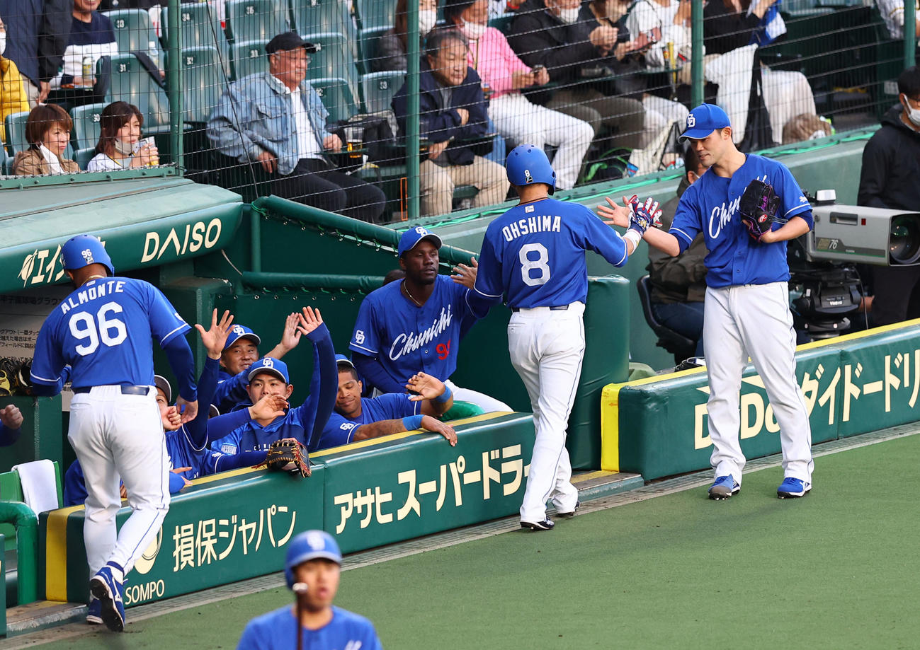 阪神対中日　1回表中日1死満塁、細川成也の右前2点打で生還した大島（8）らを迎える中日福谷（撮影・藤尾明華）