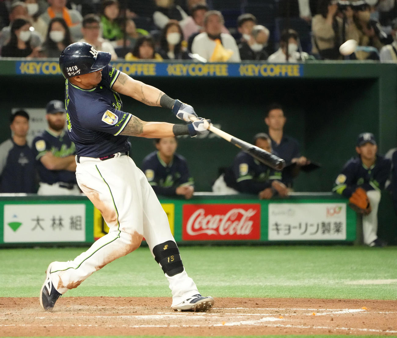 巨人対ヤクルト　8回表ヤクルト1死一塁、オスナは左越えに勝ち越し2点本塁打を放つ（撮影・小沢裕）