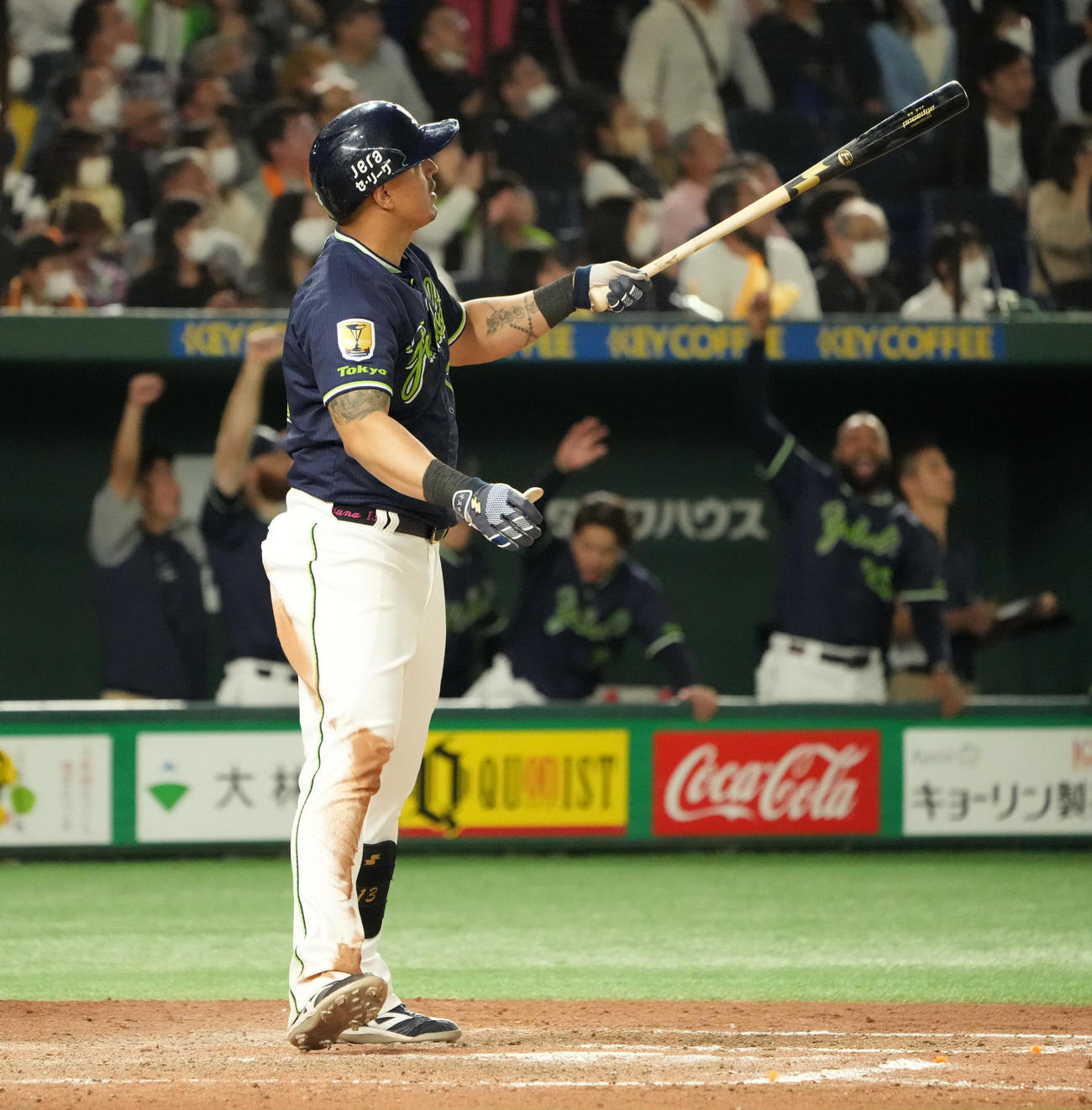 巨人対ヤクルト　8回表ヤクルト1死一塁、オスナは左越えに勝ち越し2点本塁打を放つ（撮影・小沢裕）
