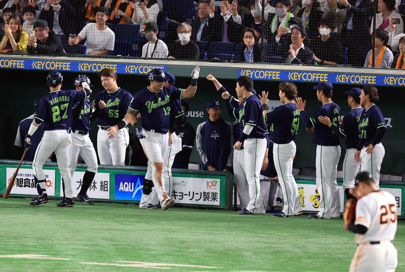 巨人対ヤクルト　8回表ヤクルト1死一塁、オスナ（中央）は勝ち越し2点本塁打を放ち、村上（左から3人目）らナインとハイタッチ（撮影・浅見桂子）