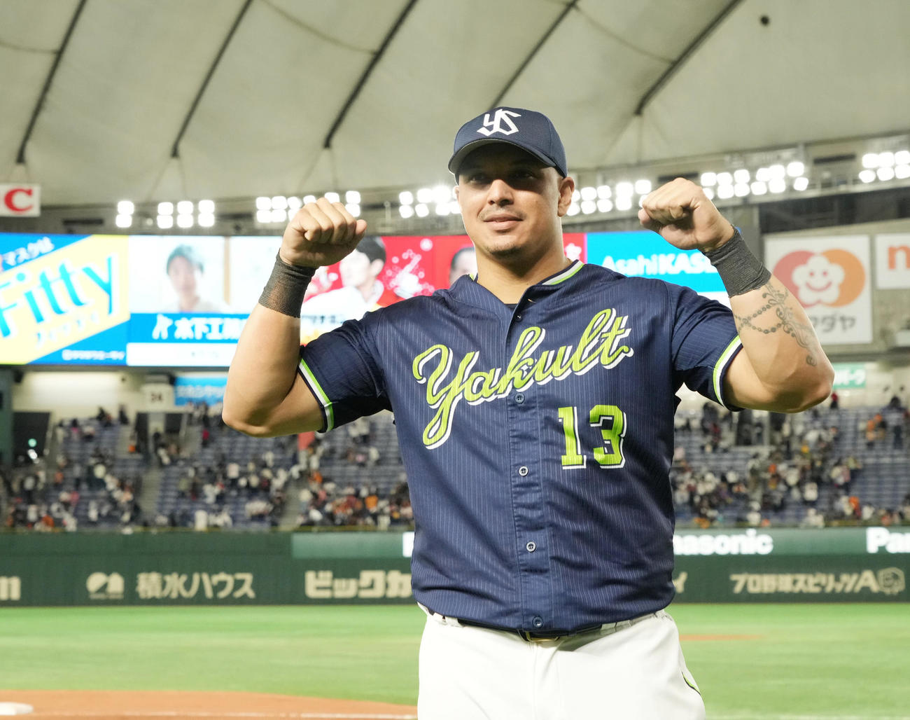 巨人対ヤクルト　2本塁打の活躍で勝利に貢献したヤクルト、オスナはガッツポーズ（撮影・小沢裕）