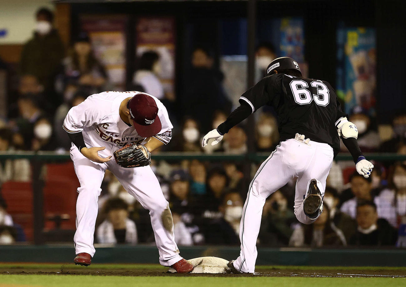 楽天対ロッテ　5回表ロッテ無死、バントを試みる和田（撮影・河田真司）
