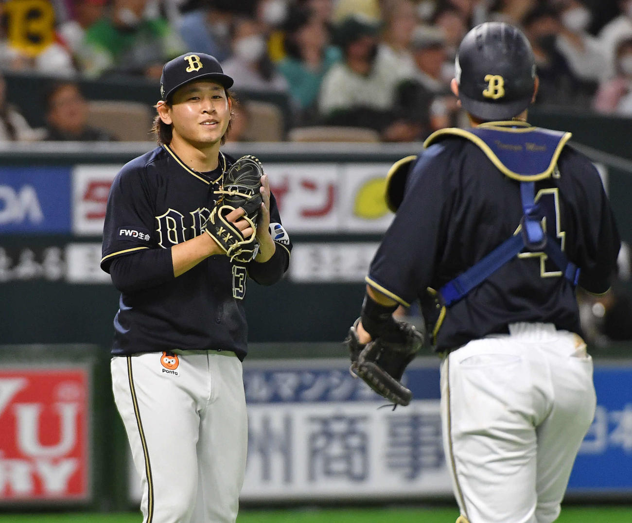 ソフトバンク対オリックス　7回裏ソフトバンク2死一塁、増田を捕ゴロに抑え、笑みを浮かべる宮城（左）、右は森（撮影・岩下翔太）