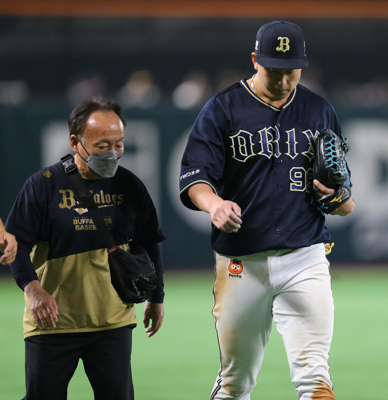 ソフトバンク対オリックス　7回ベンチに引き揚げる杉本（撮影・冨田成美）