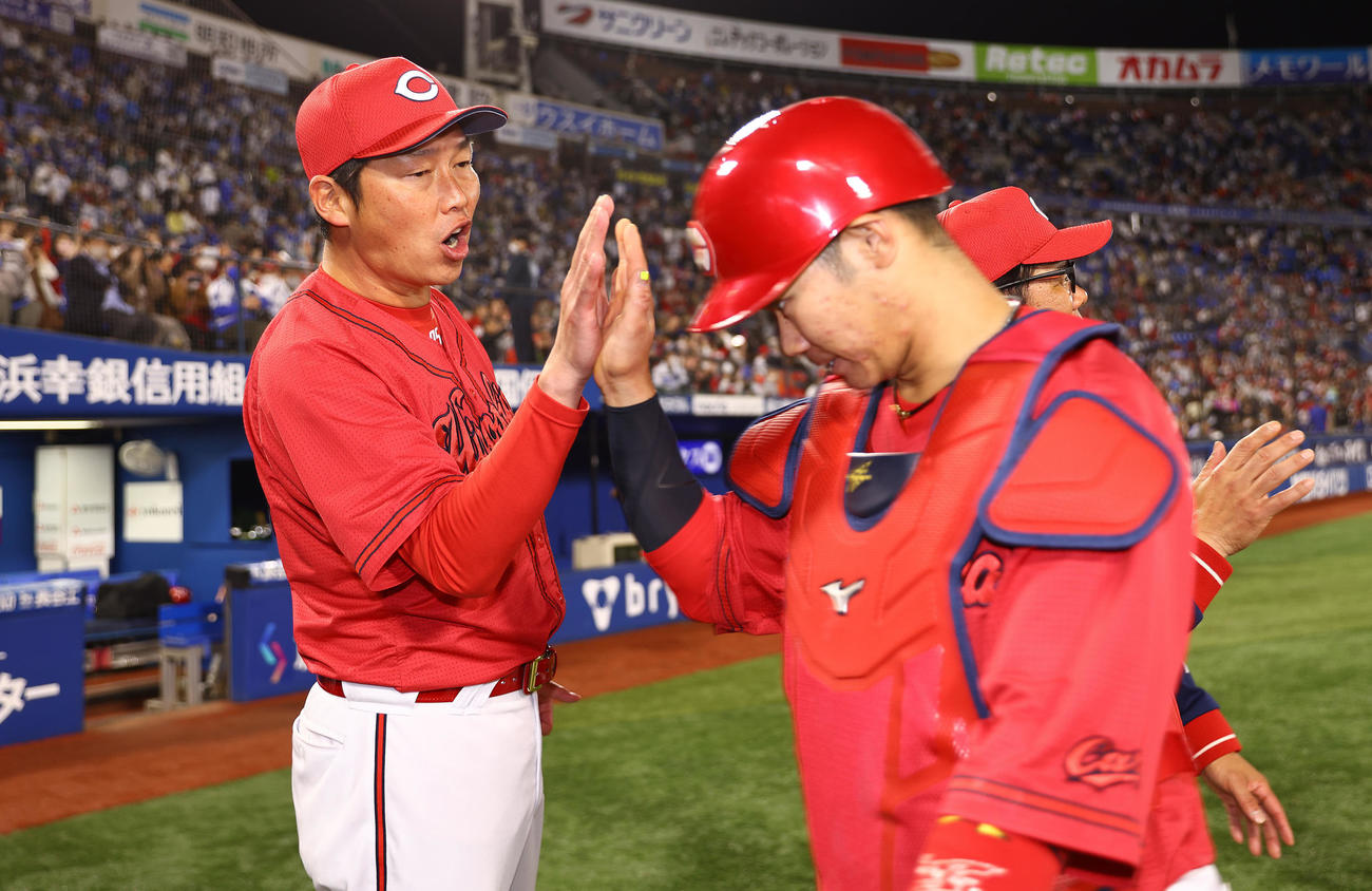 DeNA対広島　DeNAに勝利し坂倉（手前）らナインを出迎える広島新井監督（撮影・垰建太）