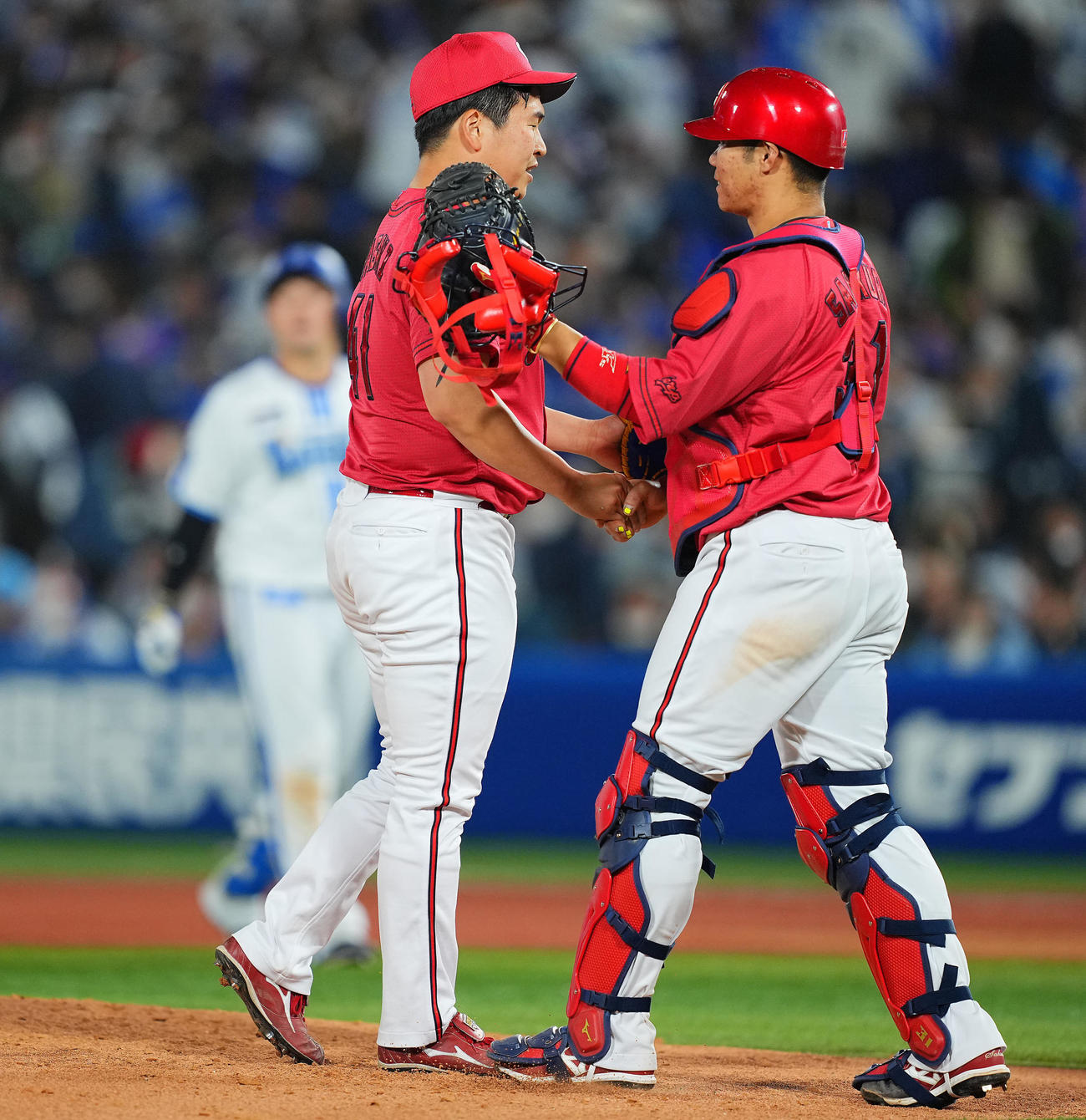 DeNA対広島　最後を締め勝利した広島矢崎（左）は坂倉とタッチを交わす（撮影・垰建太）
