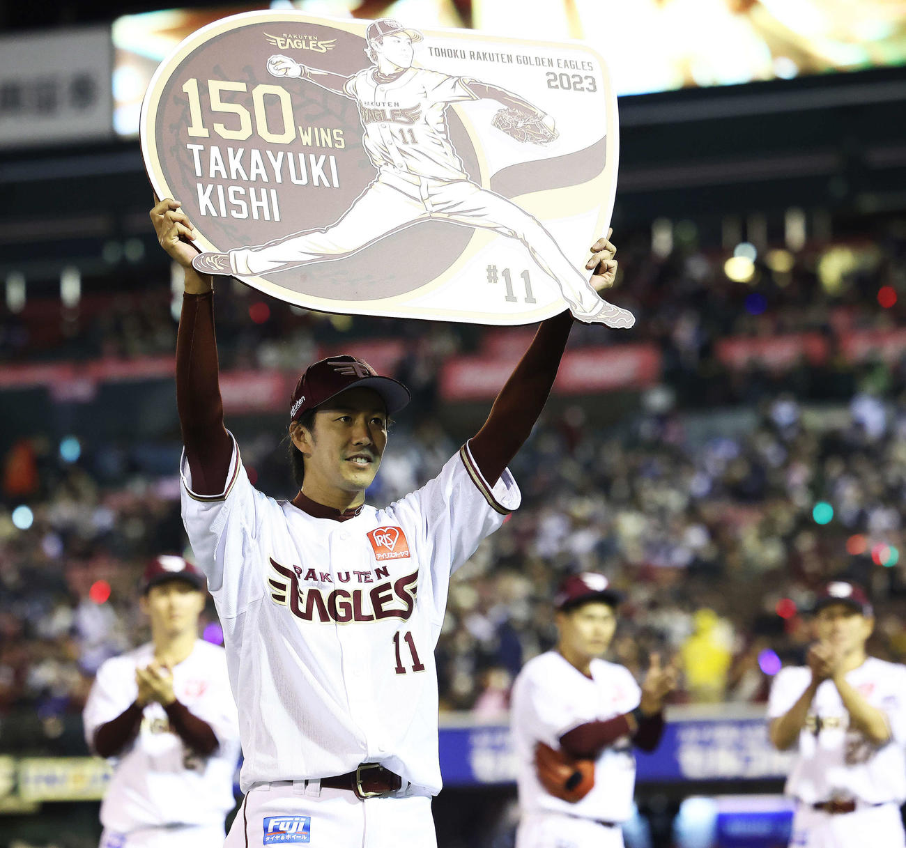 楽天対ロッテ　ロッテに勝利し、通算150勝を達成し、記念ボードを手に観客の声援に応える岸（撮影・河田真司）