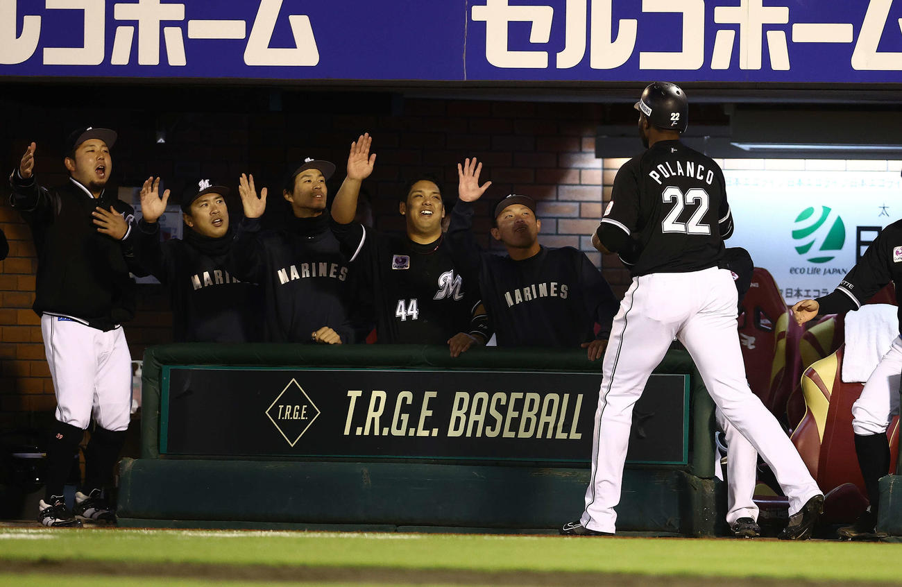 楽天対ロッテ　4回表ロッテ2死、右越えソロ本塁打を放ち生還するポランコ（右）を迎えるベンチナイン（撮影・河田真司）